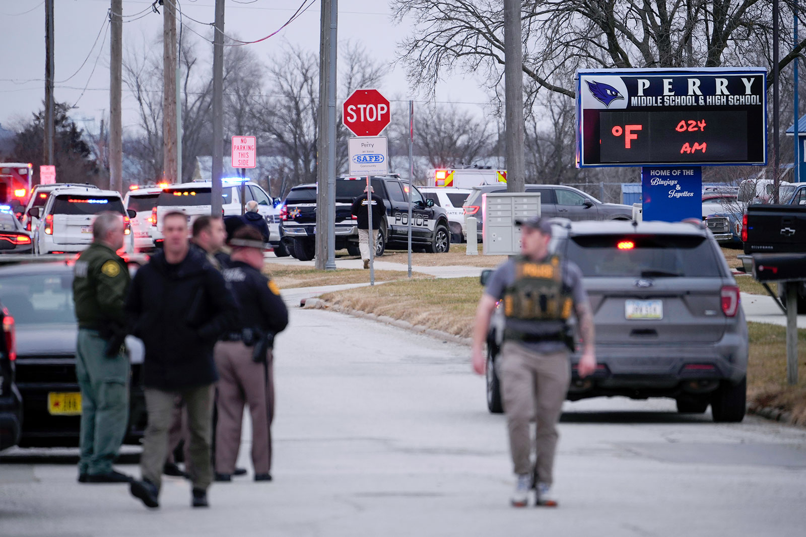 Shooting reported at Perry High School in Iowa 95679a6c-db74-4e0c-a5f3-bcc2adc3a1b0