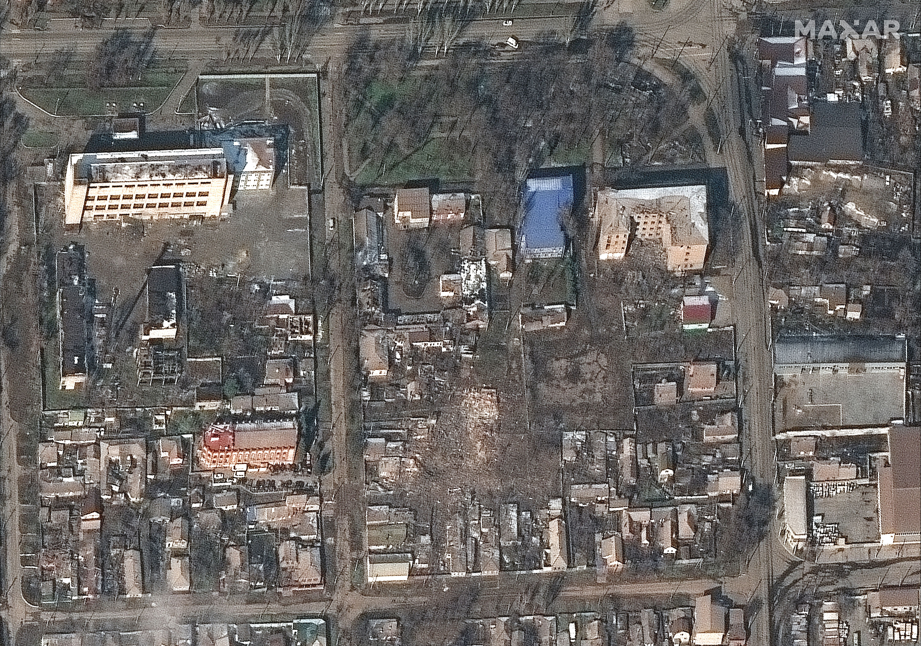 Os mesmos edifícios e casas no centro de Mariupol são vistos nesta imagem tirada em 9 de março de 2022.