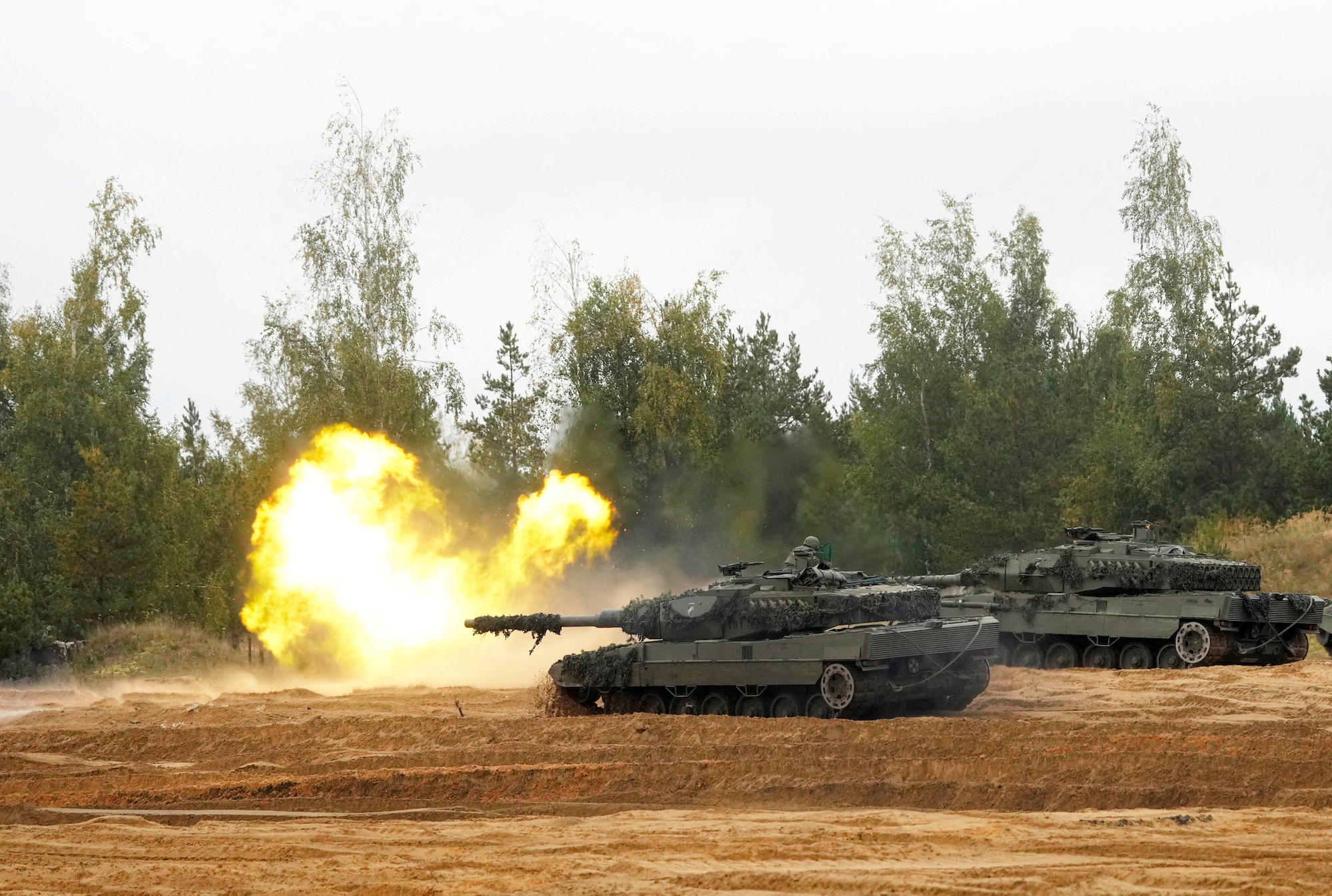 Een Leopard 2-tank van het Spaanse leger vuurt af tijdens de laatste fase van een militaire oefening Letland op 29 september 2022
