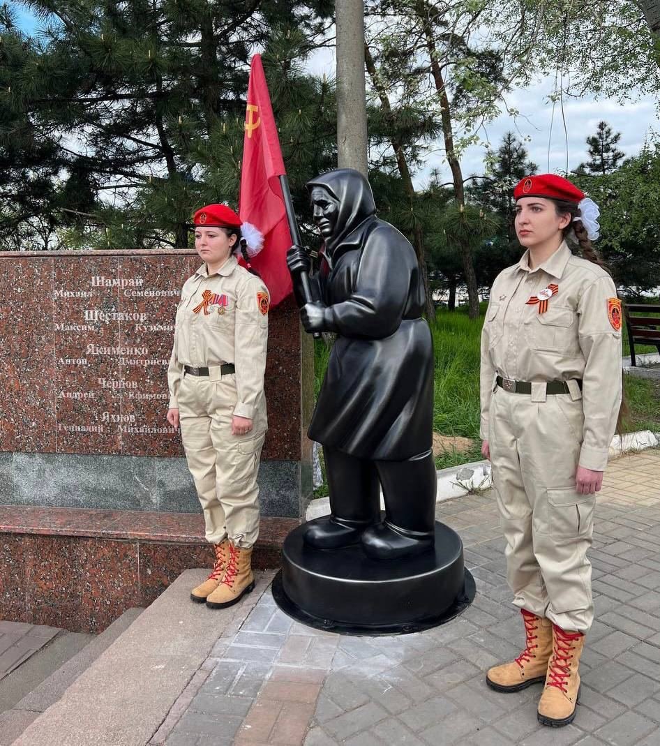 Desde medallas hasta señales de tráfico, los rusos intentan poner su sello en Mariupol