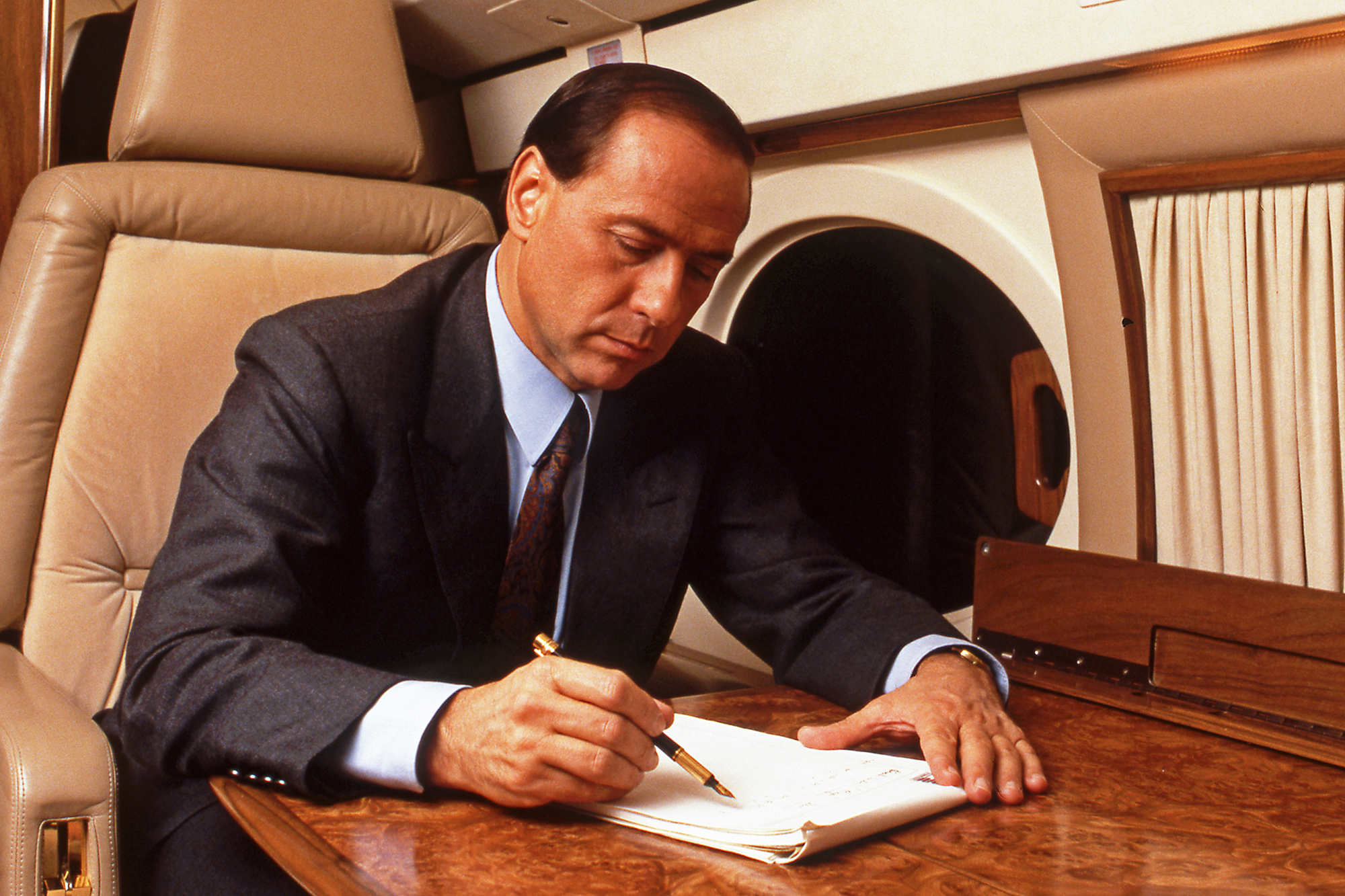 El empresario italiano Silvio Berlusconi en su avión privado que volaba de Roma a Milán después de un día de trabajo el 1 de marzo de 1987.