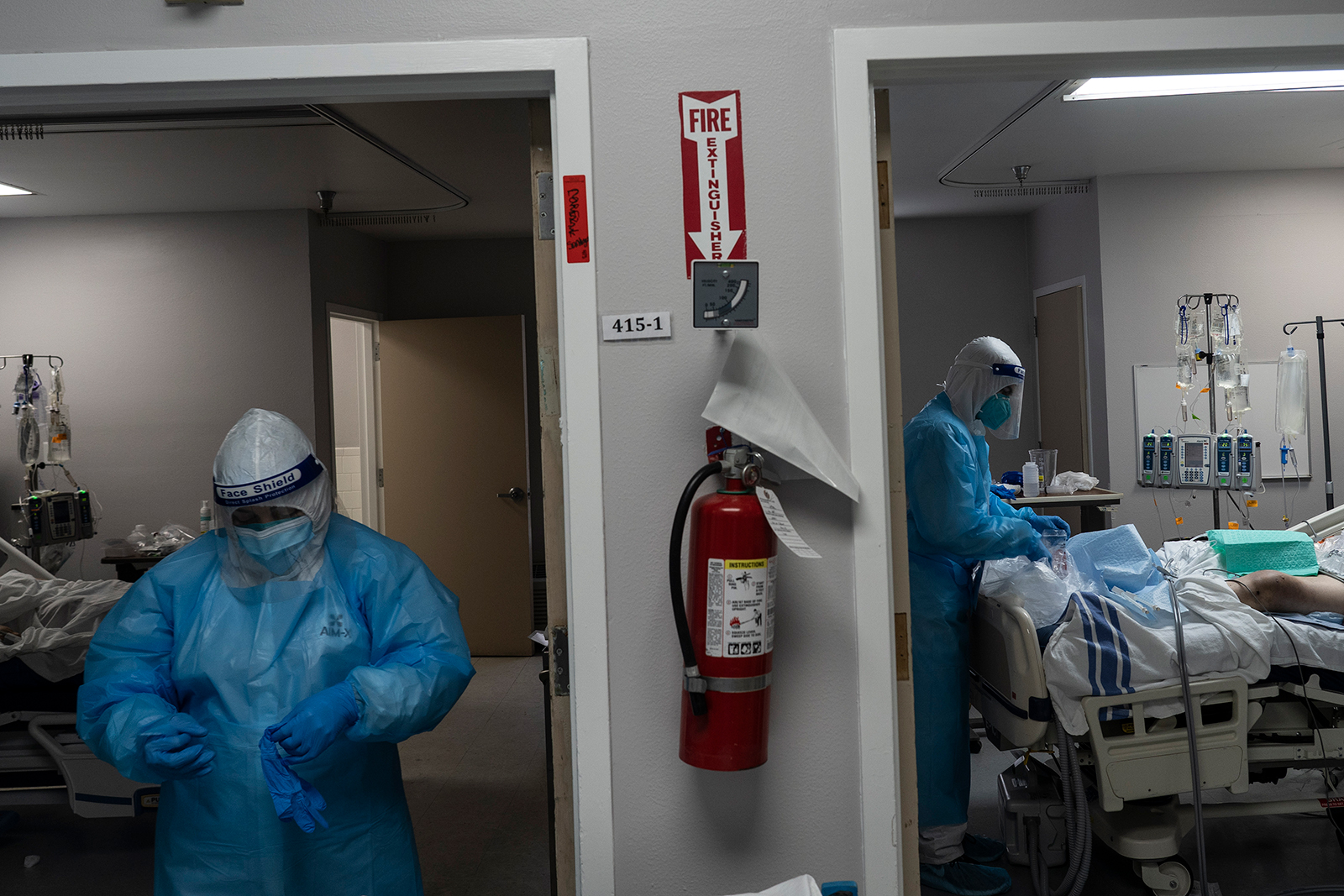 Medical staff members treat a patient suffering from Covid-19 at the United Memorial Medical Center in Houston, on November 14.