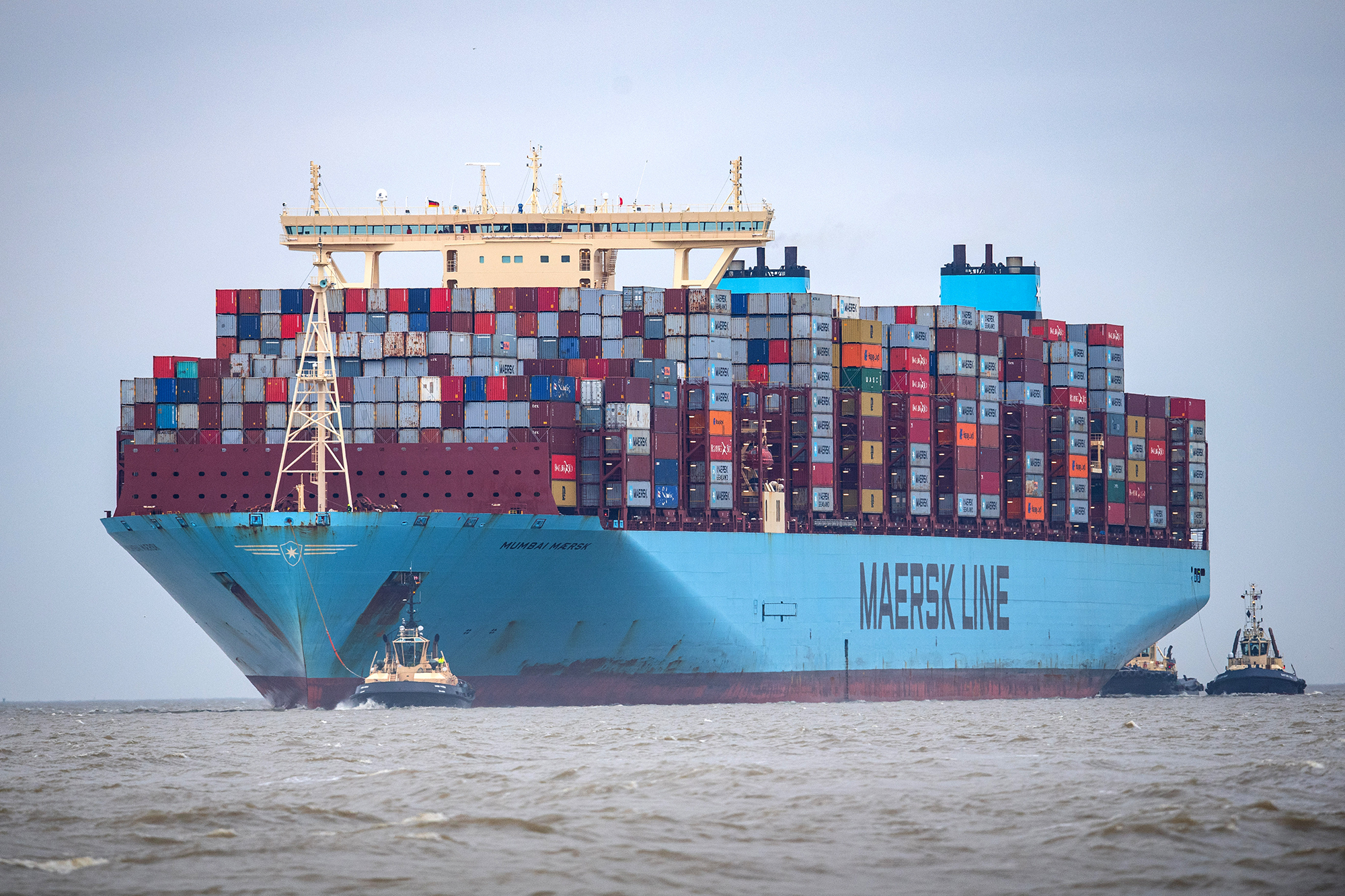 El Mumbai Maersk llega a puerto acompañado por remolcadores en Bremerhaven, Alemania, el 4 de febrero.