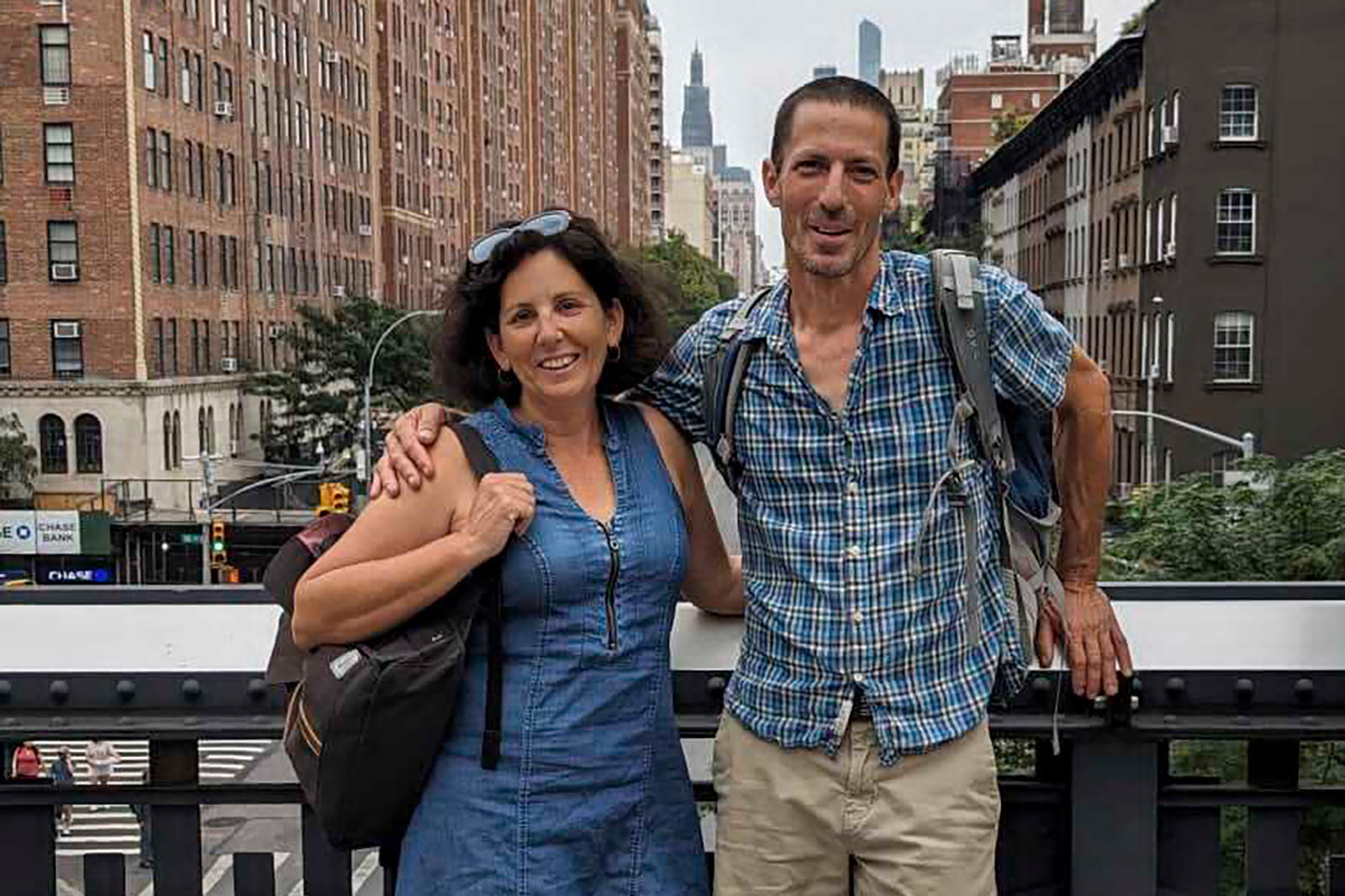Esta foto muestra a Liat Beinin y Aviv Atzili en Nueva York en agosto de 2023. Boaz Atzili/AP