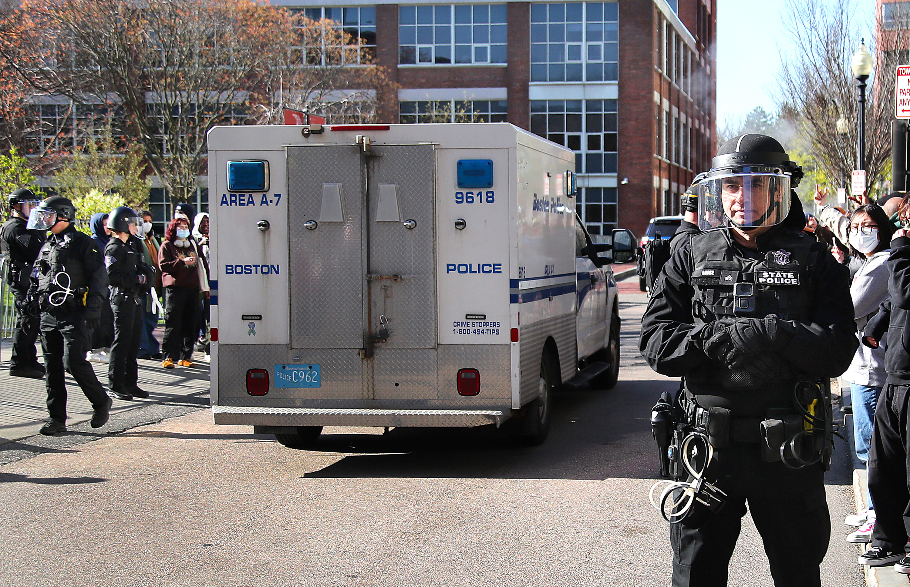 Northeastern Üniversitesi'ndeki öğrenci protestocular, 27 Nisan'da Boston, Massachusetts'te bir Boston Polis aracıyla götürüldü.