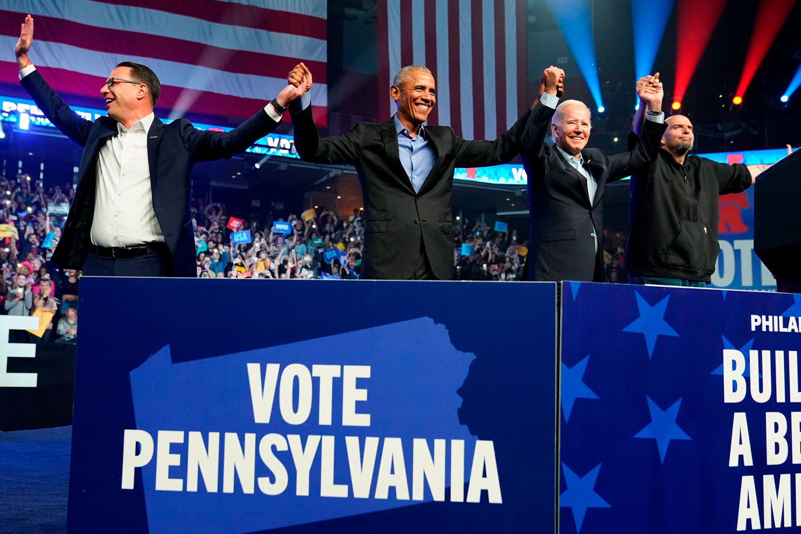 Kandidat gubernur Josh Shapiro, mantan Presiden Barack Obama, Presiden Joe Biden dan kandidat Senat John Fetterman menghadiri rapat umum pada 5 November, di Philadelphia, Pennsylvania. 