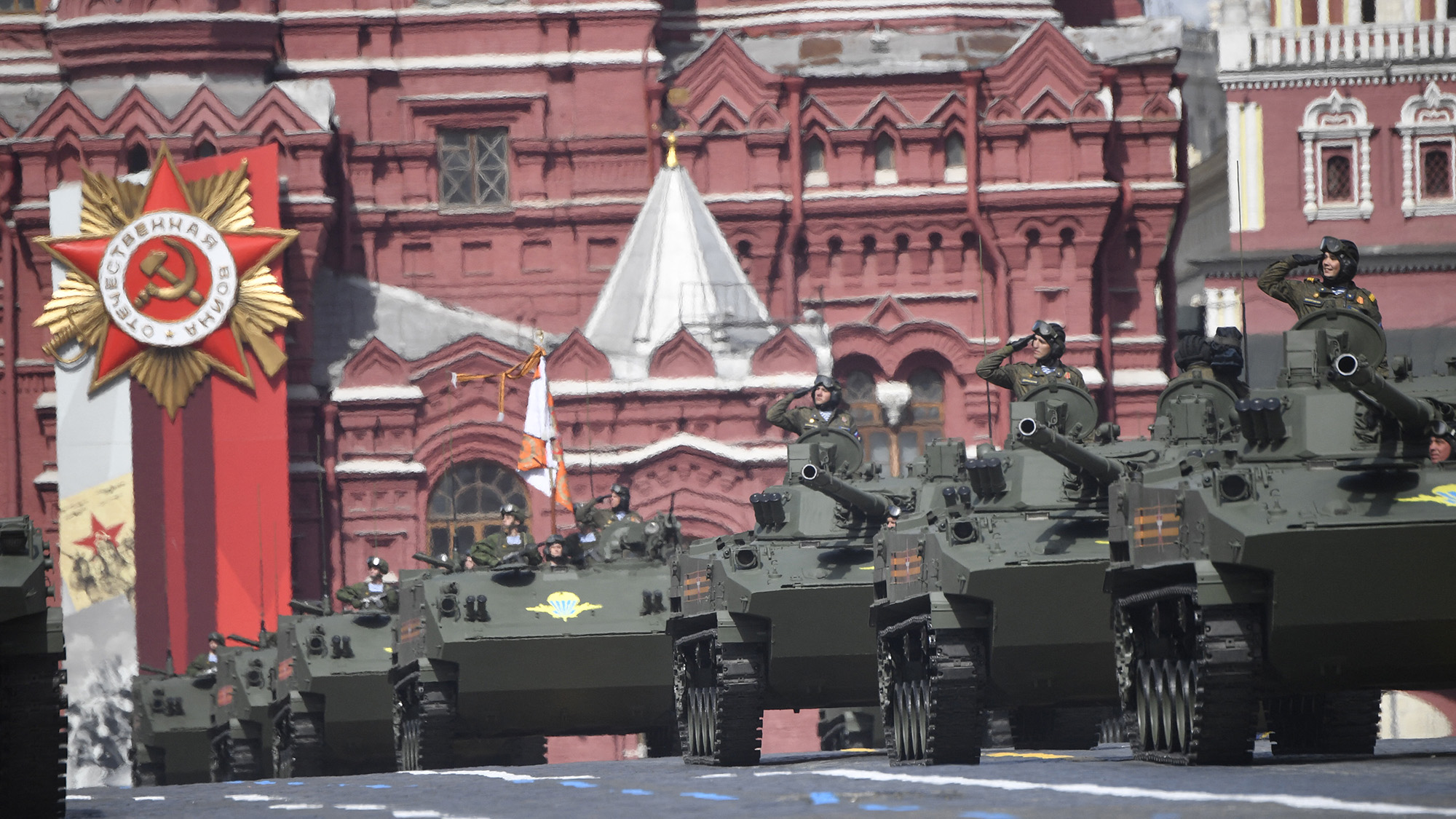 5月9日，俄罗斯军人乘坐军用车辆参加俄罗斯莫斯科市中心红场胜利日阅兵式。