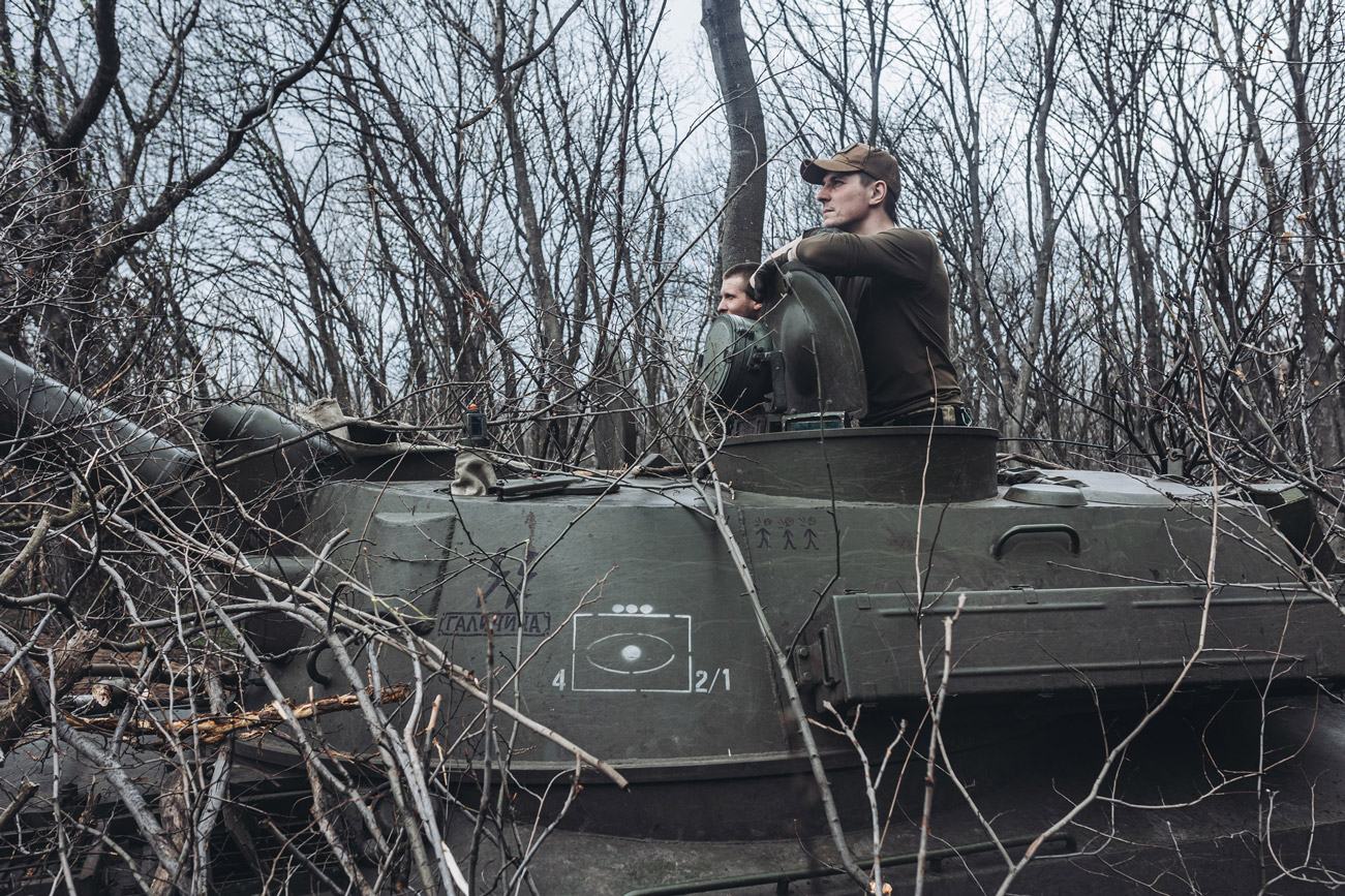 4月12日，乌克兰士兵在乌克兰顿巴斯前线的一辆坦克中。