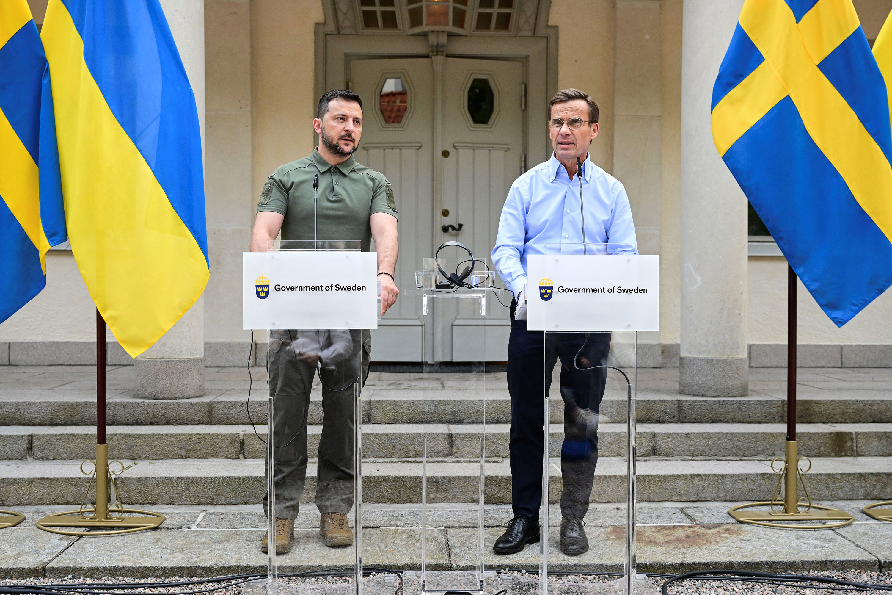 Ukrainian President Volodymyr Zelensky, left, and Swedish Prime Minister Ulf Kristersson speak at a news conference in Harpsund, Sweden, on August 19. 