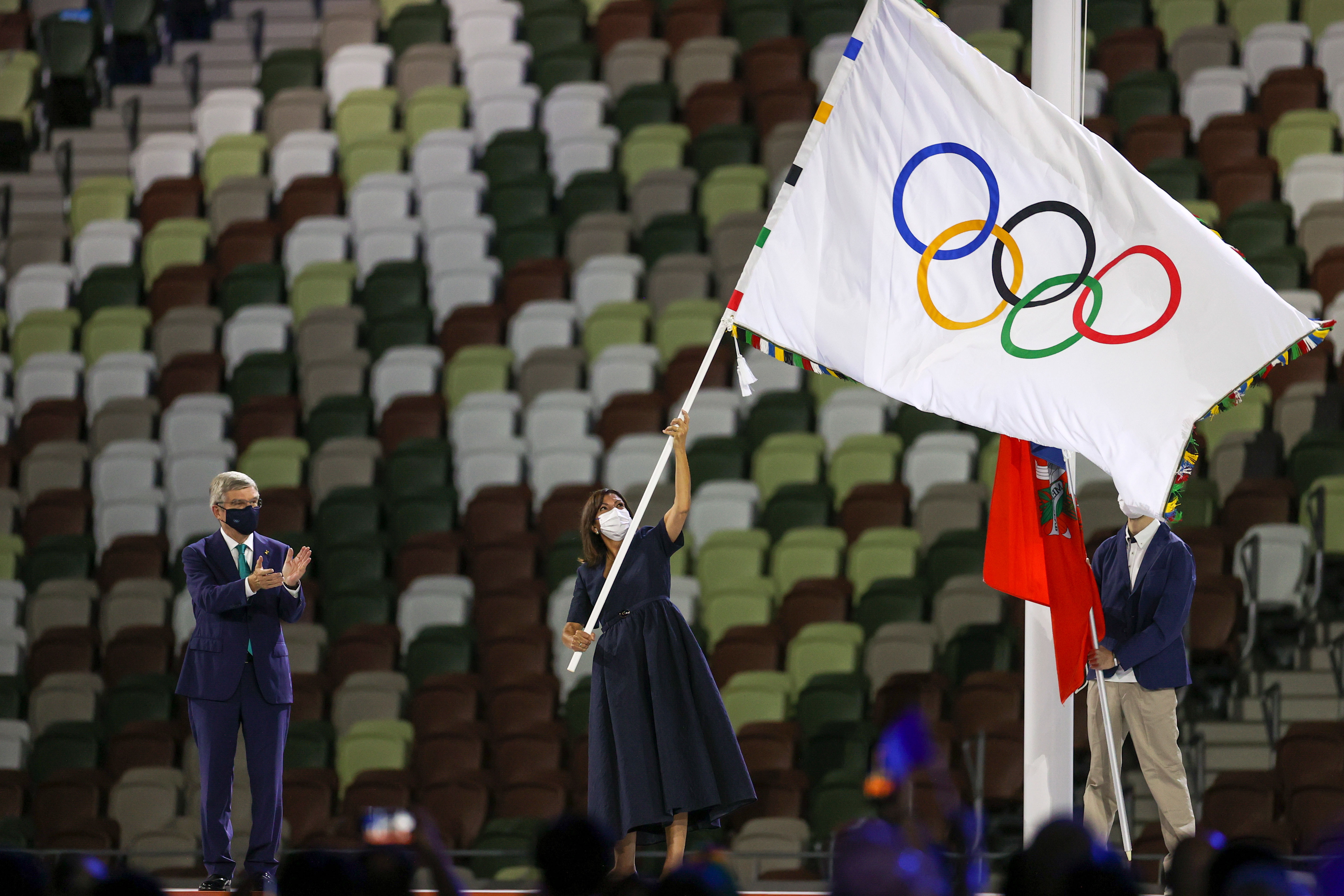 Ои 2024. Олимпийский флаг Токио 2020. Олимпийские игры в Париже 2024. Летняя олимпиада в Париже 2024. Олимпийский флаг фото.