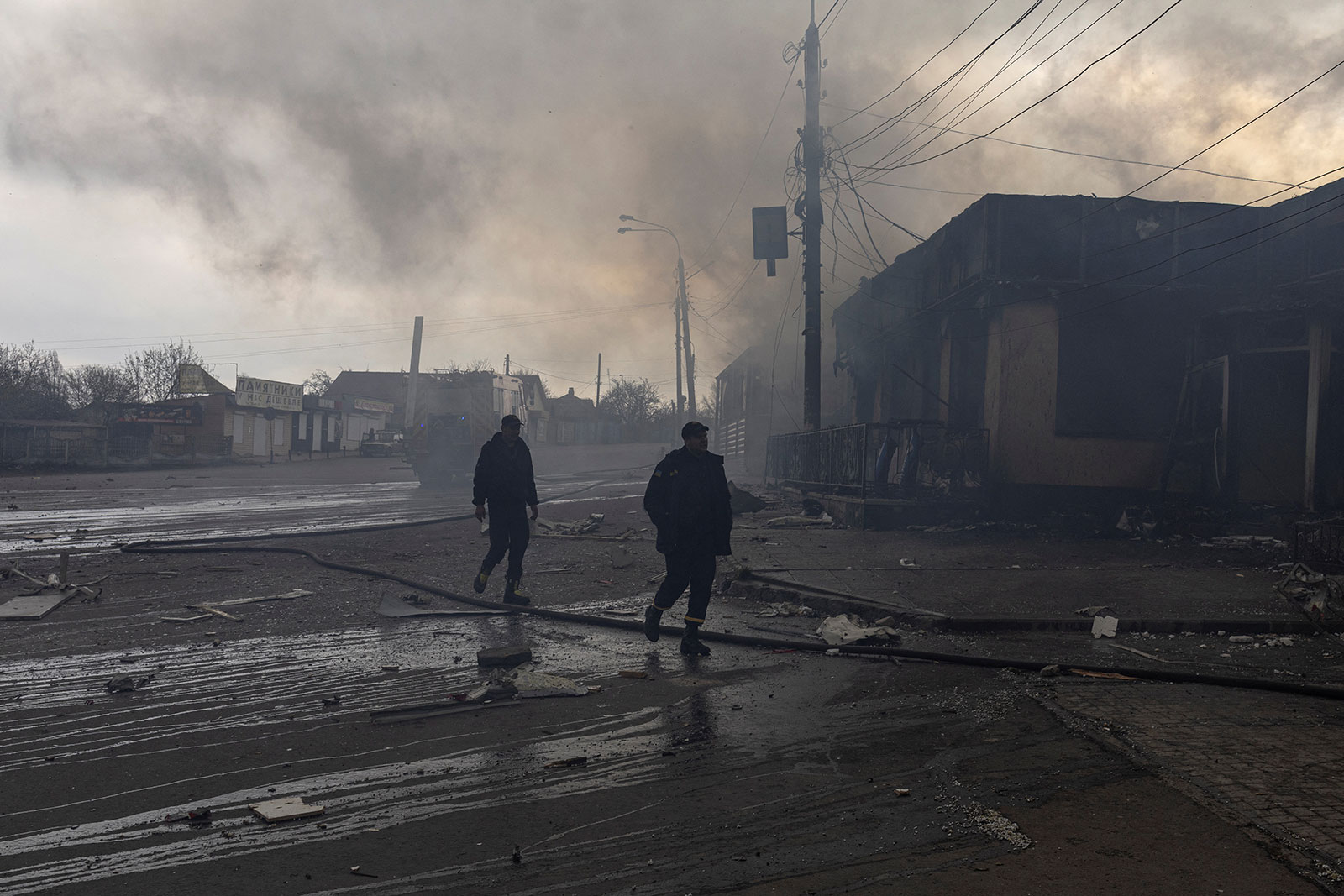 Ukrayna'nın Luhansk Oblastı'na bağlı Lisichansk'ta 16 Nisan Cumartesi günü bir bombanın ardından insanlar bir binanın önünde yürüyor.