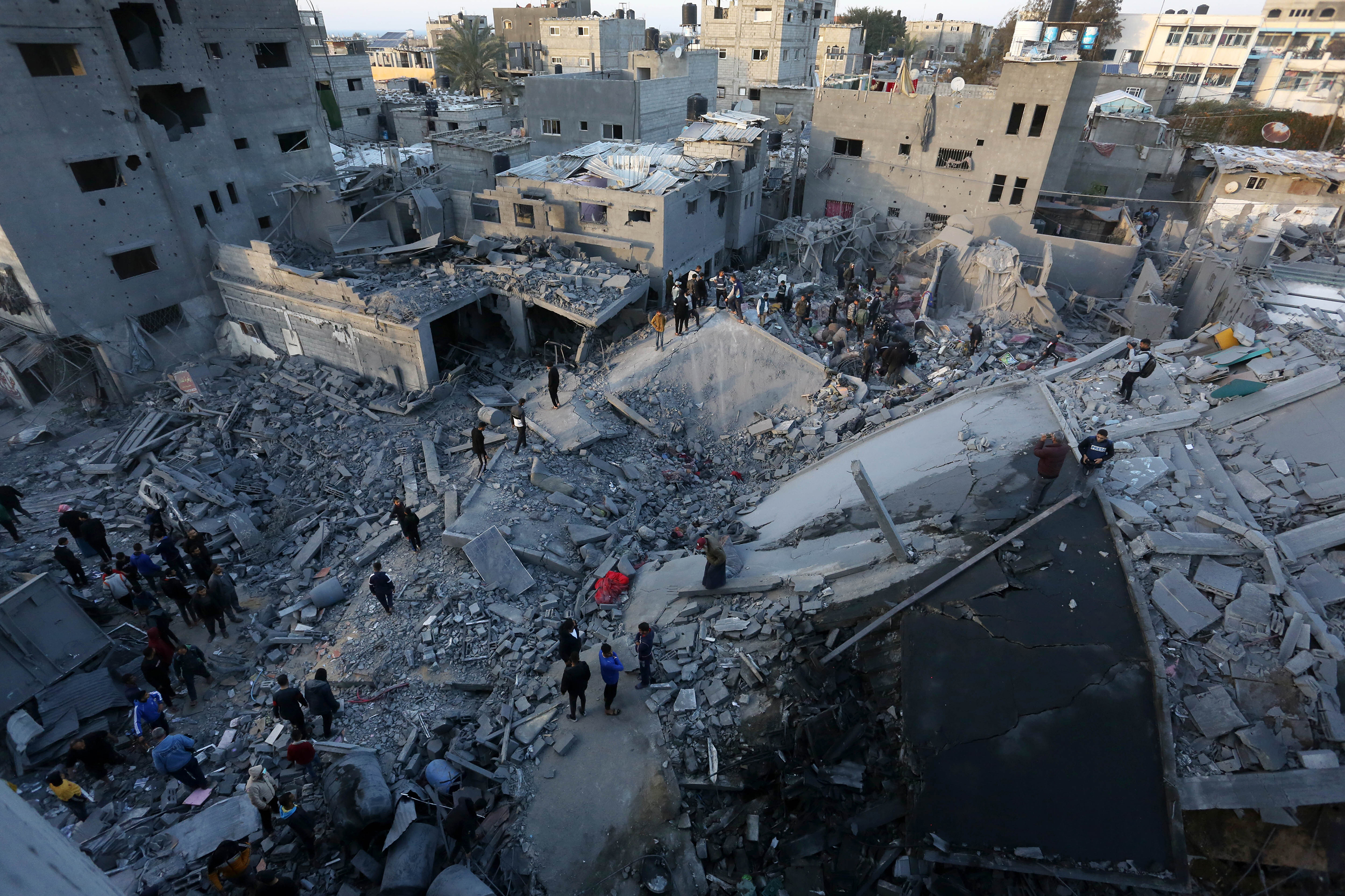 Los residentes llevan a cabo una operación de búsqueda y rescate entre los escombros de los edificios destruidos después de los ataques israelíes en el campo de refugiados de al-Nuseirat en Deir al-Balah, Gaza, el 28 de febrero.