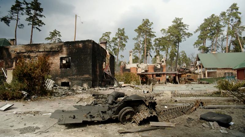 Screenshot del video che mostra l'entità della distruzione a Irbin, nella periferia nord-occidentale di Kiev. 