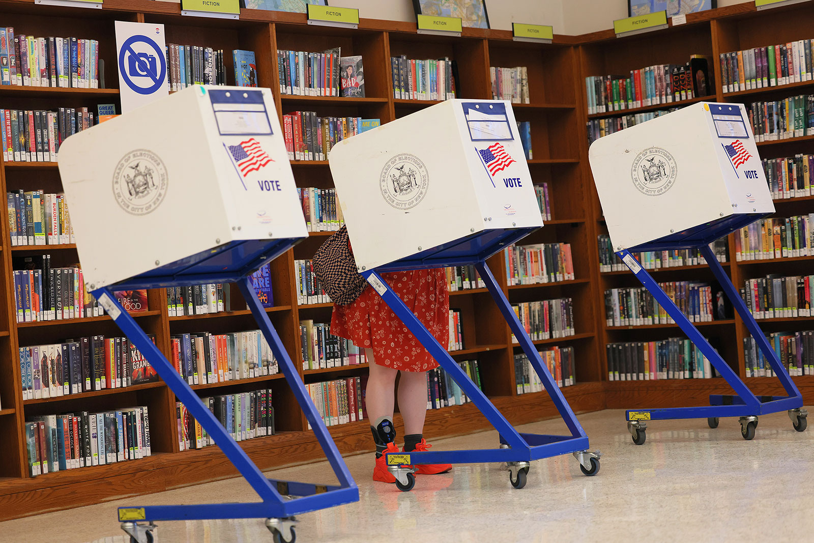 İnsanlar 28 Haziran'da New York'ta Brooklyn Merkez Kütüphanesi'nde oy kullanıyor.