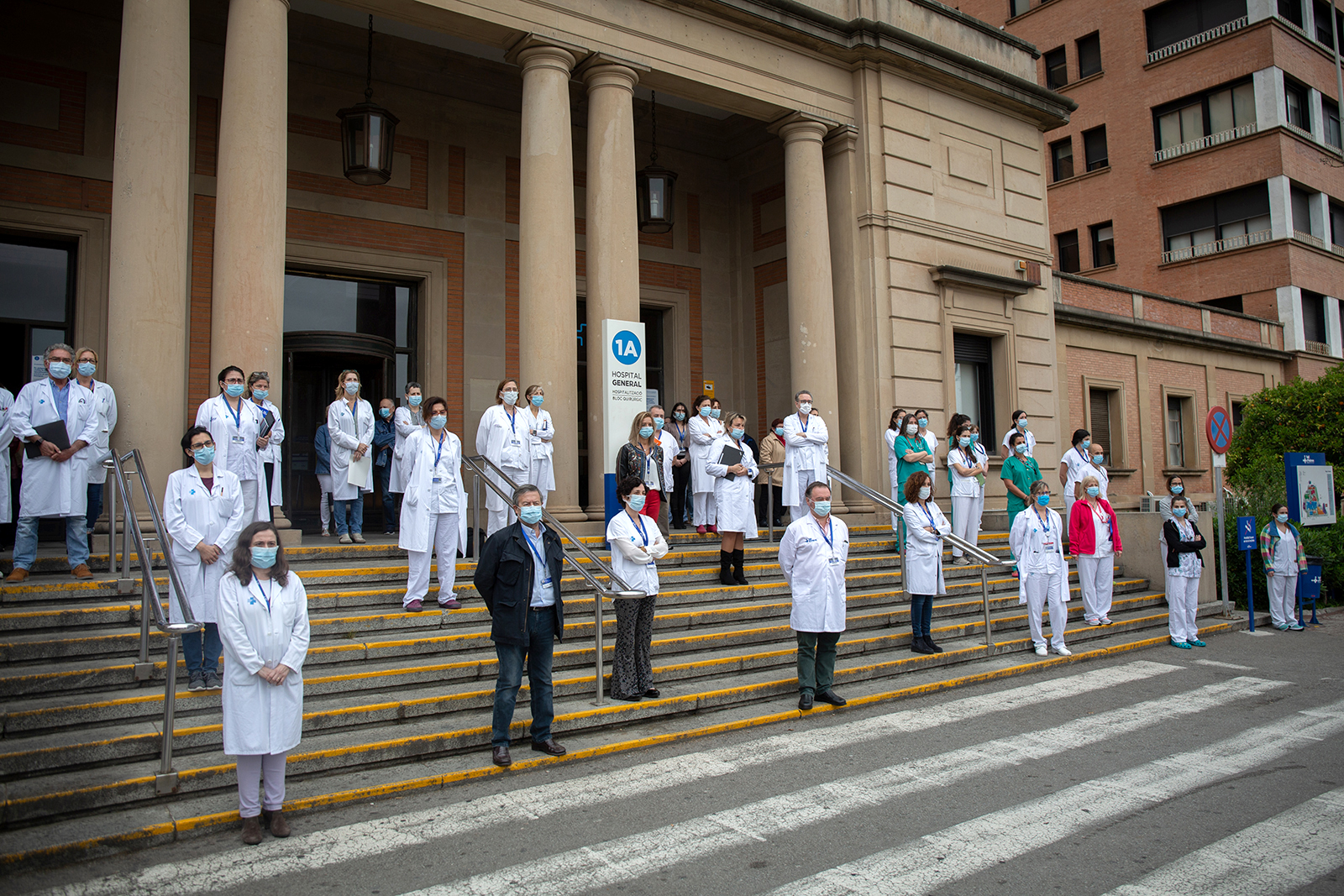 Healthcare professionals hold a two minutes silence in Vall d'Hebron Hospital in memory of the deceased health workers by Covid-19 in Barcelona, Cataluña, Spain, on May 14.