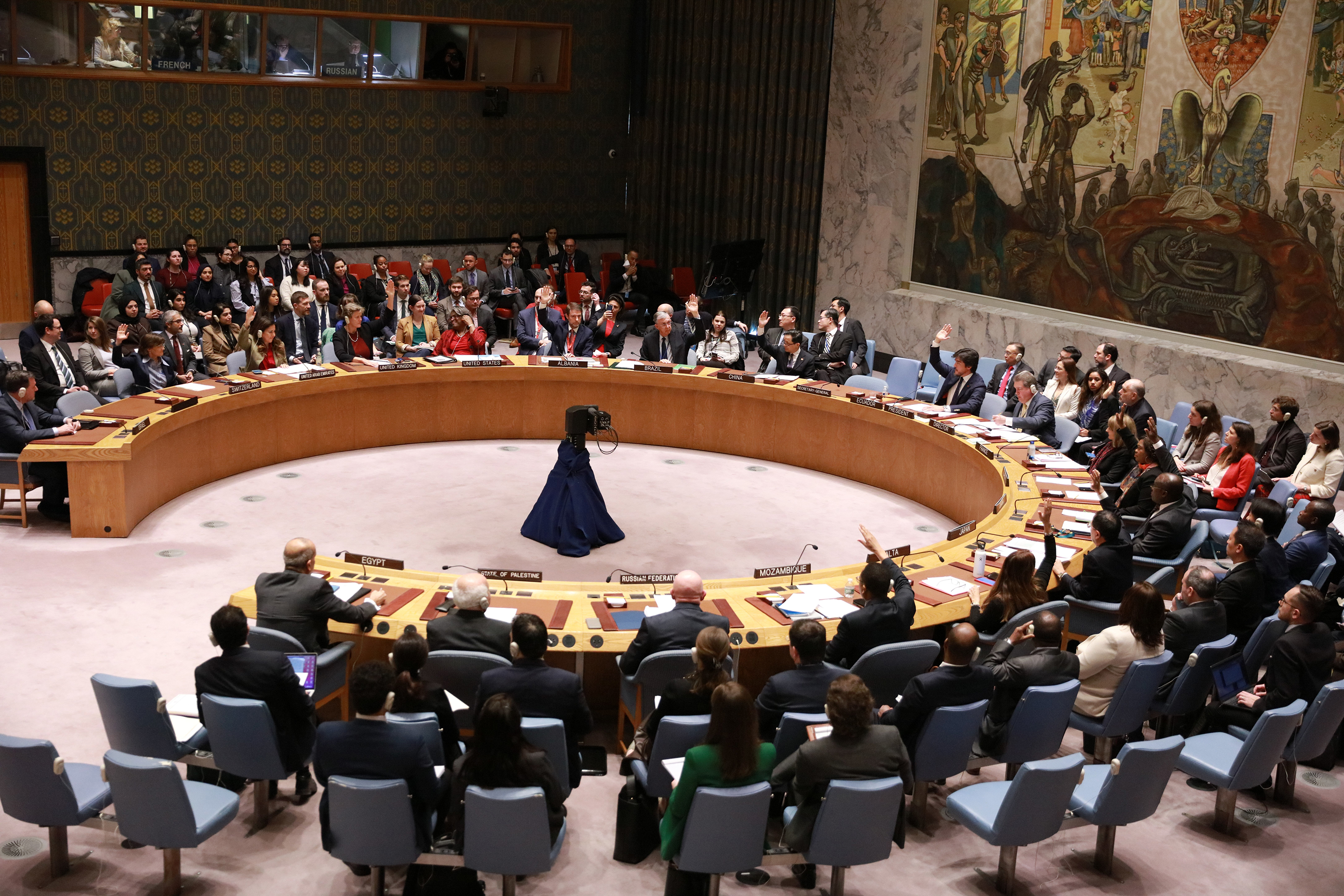 El Consejo de Seguridad de la ONU vota sobre un proyecto de resolución destinado a impulsar el flujo de suministros humanitarios hacia Gaza en la sede de la ONU en Nueva York, el 22 de diciembre.