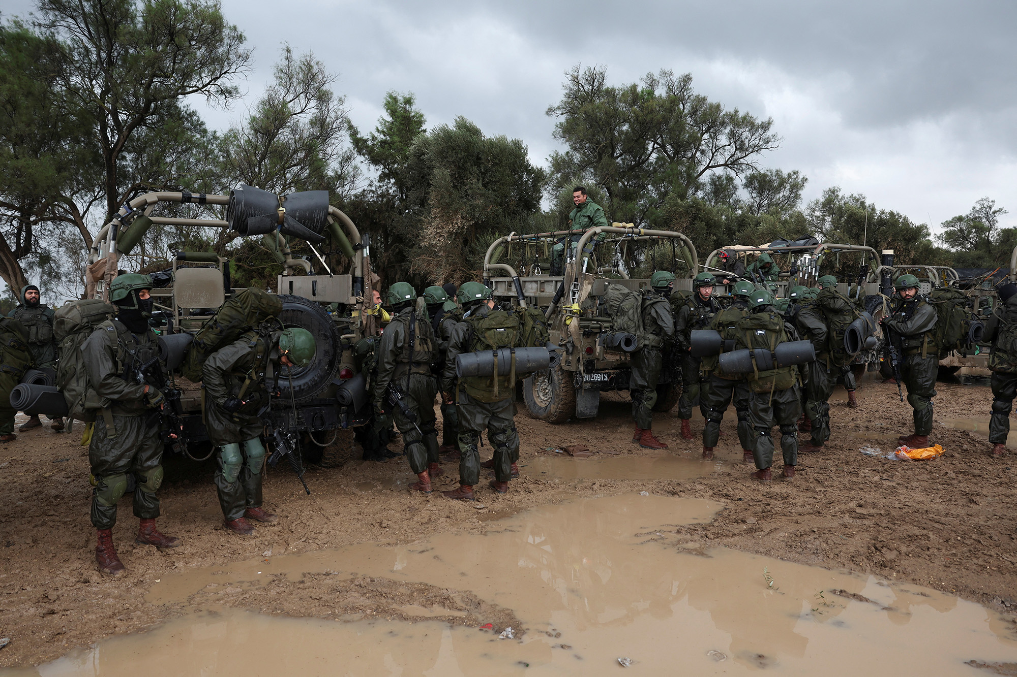 Los soldados israelíes se preparan para ingresar a la Franja de Gaza por la frontera de Israel con Gaza el 13 de diciembre.