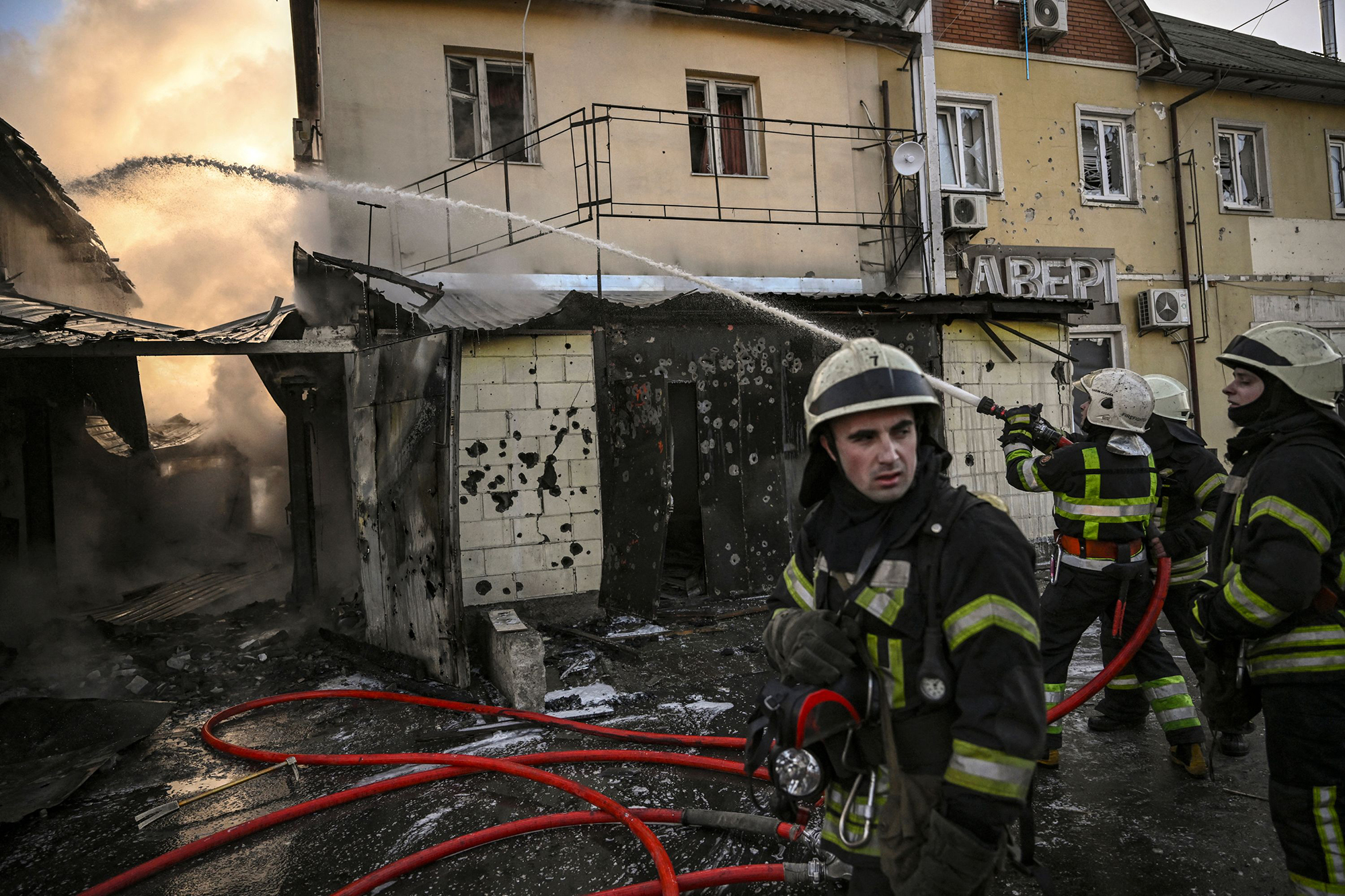 I vigili del fuoco hanno spento le fiamme dopo un bombardamento il 12 marzo a Kiev, in Ucraina. 