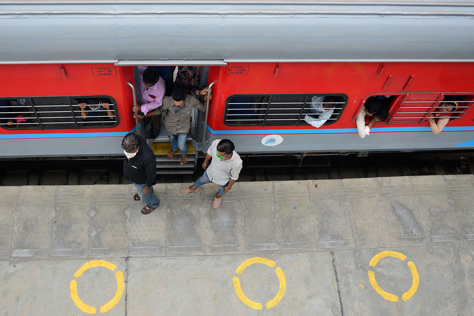 Passengers arrive from Mumbai at the railway station in Allahabad, India on May 30.