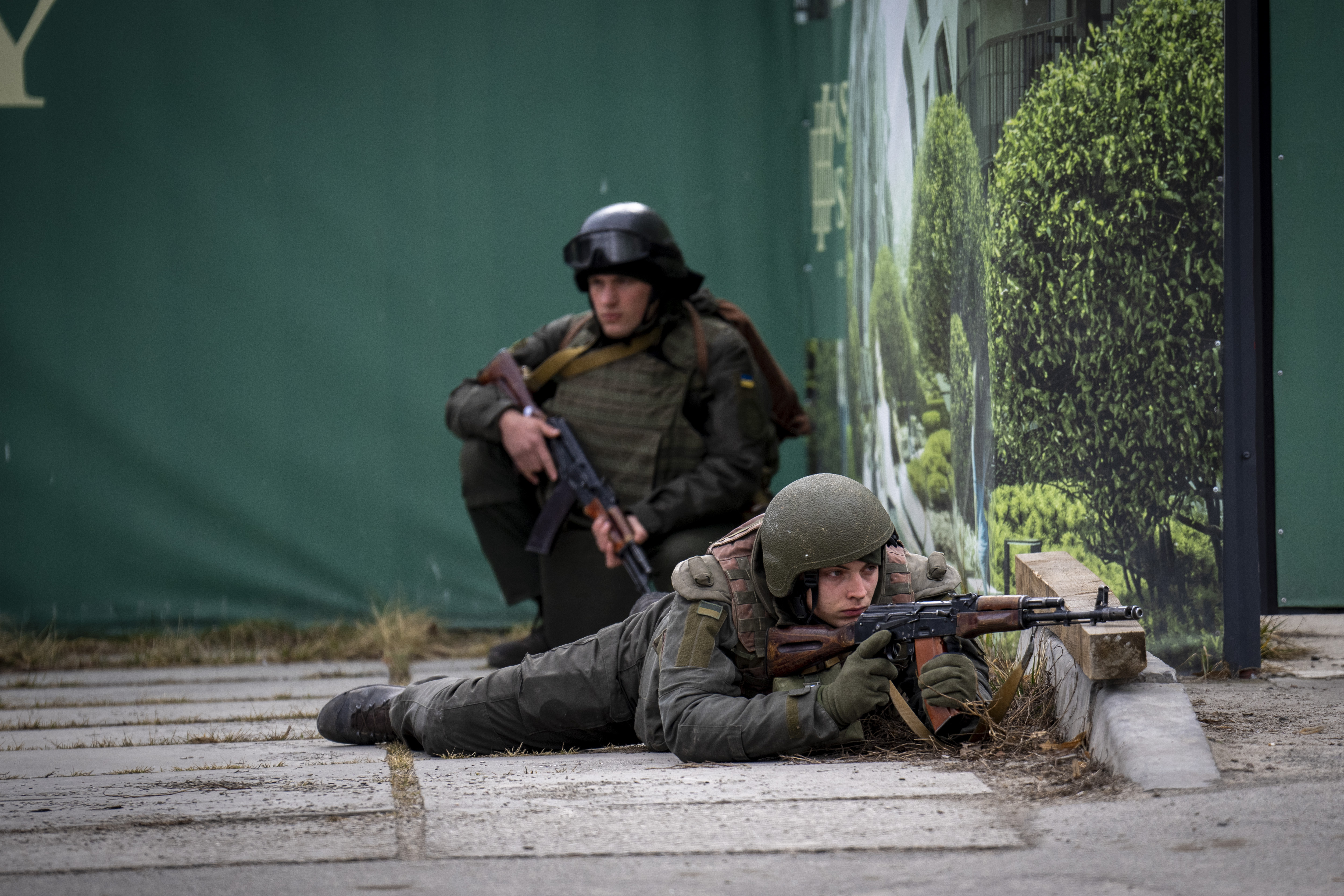 Ukrainian soldiers take positions in downtown Kyiv, Ukraine, February 25.