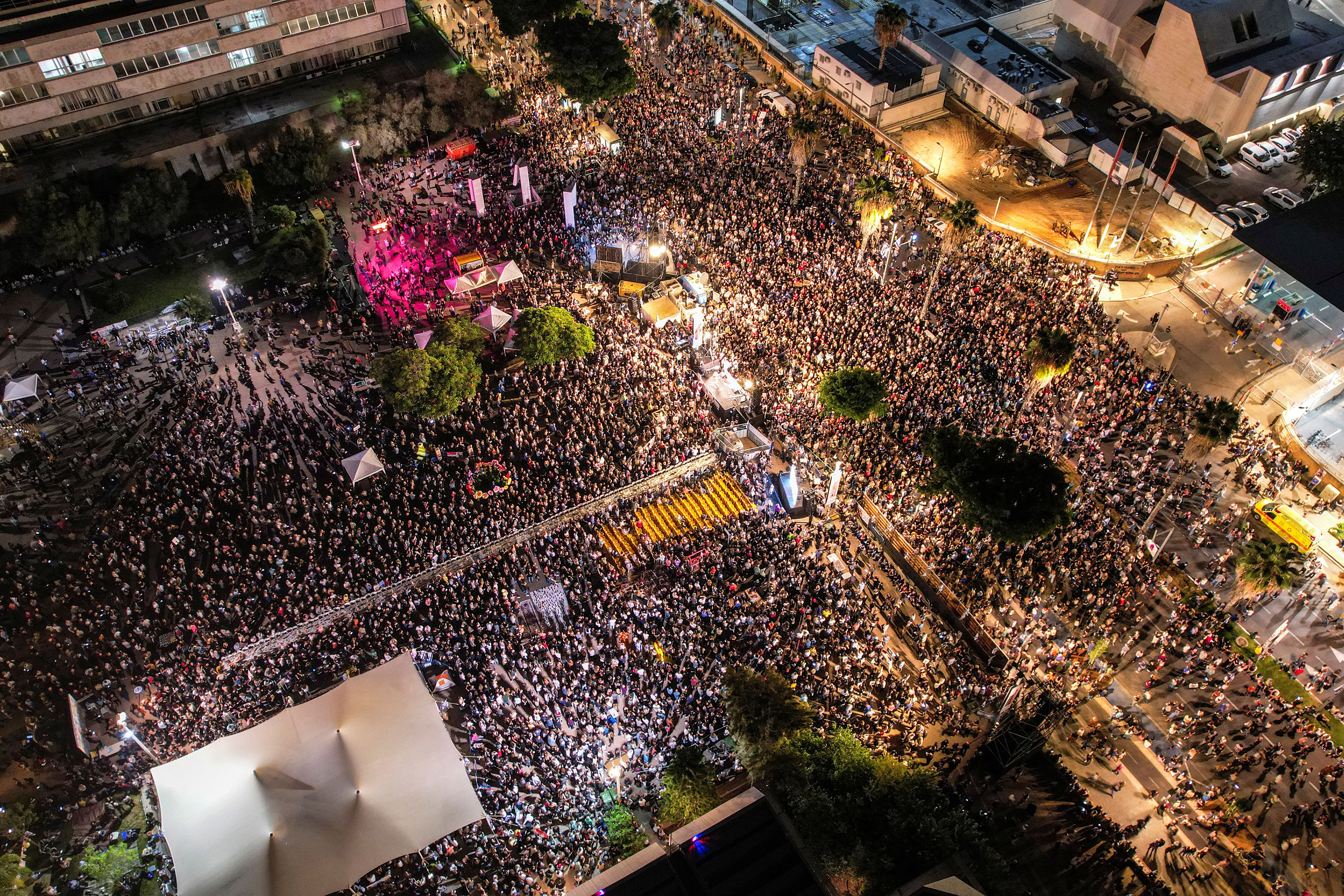 Pessoas participam numa manifestação exigindo a libertação de reféns em Tel Aviv, em 11 de novembro. 
