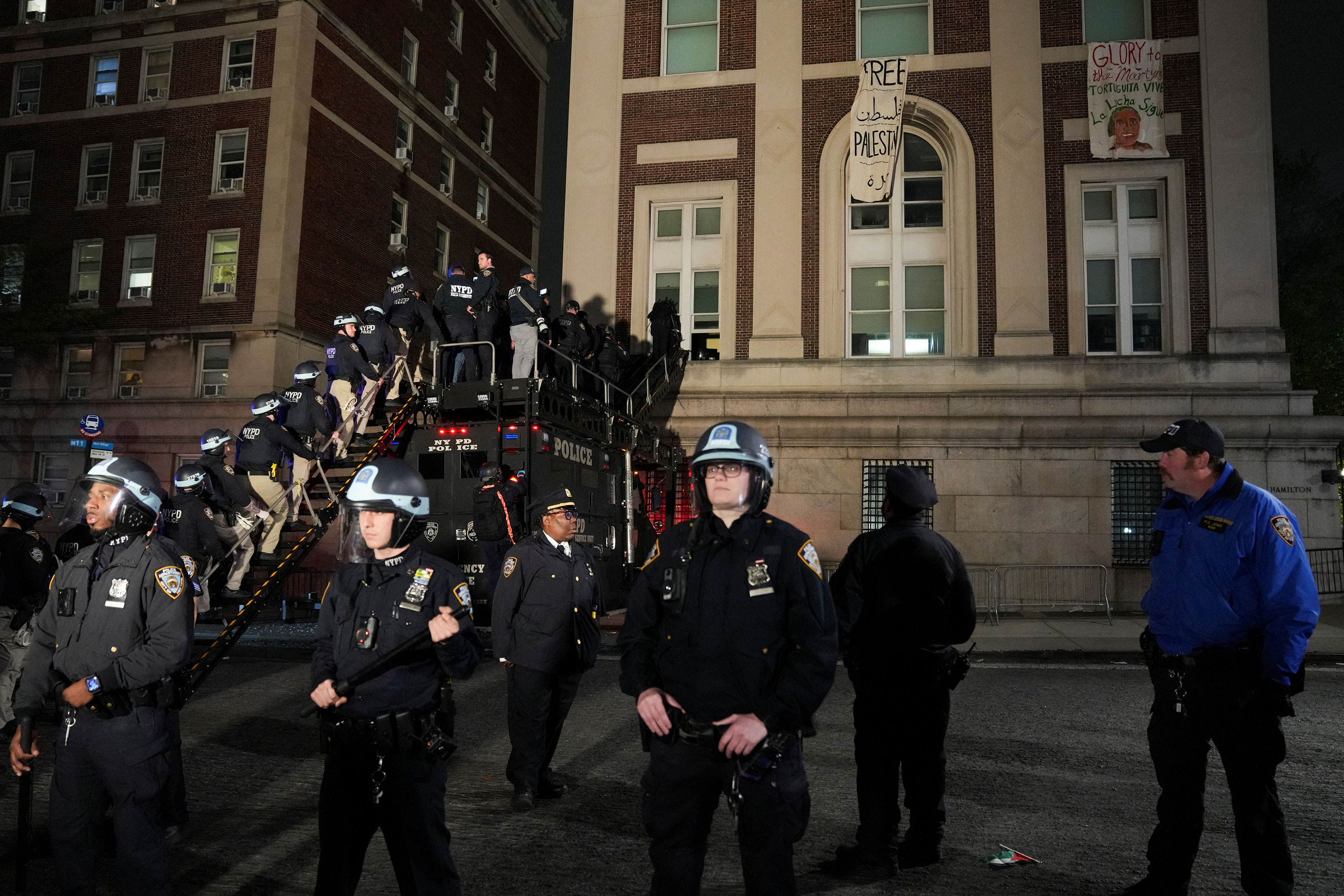 NYPD officers use a special vehicle to enter Columbia University's Hamilton Hall, which has been occupied by student protesters in New York on Tuesday. 