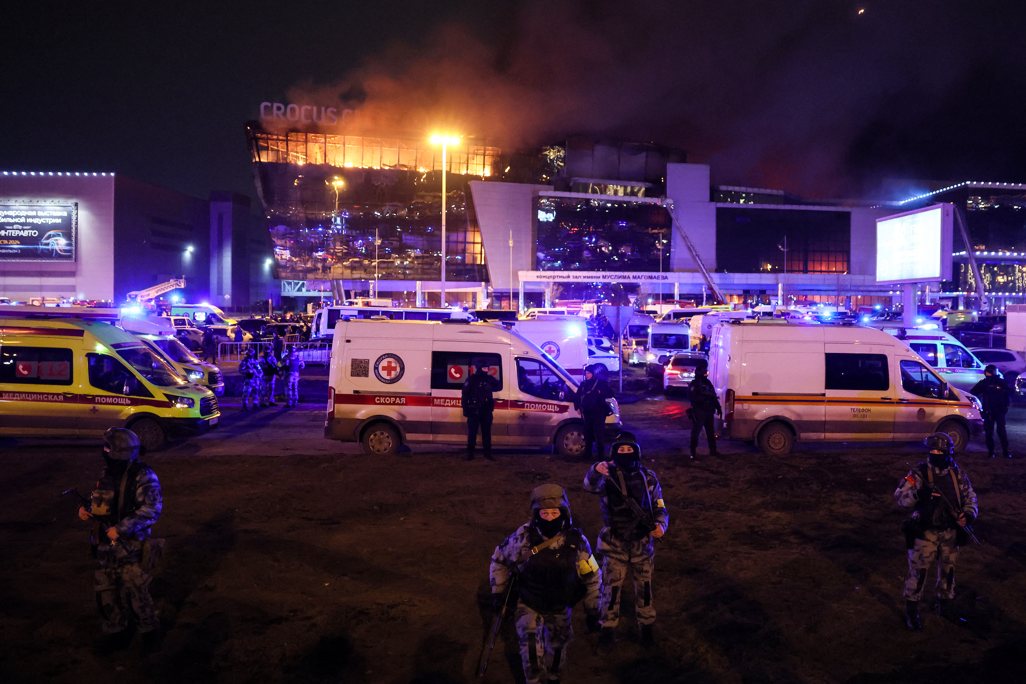 Các nhân viên thực thi pháp luật được triển khai bên ngoài phòng hòa nhạc Crocus City Hall đang bốc cháy ở Krasnogorsk, ngoại ô Moscow, vào ngày 22/3.