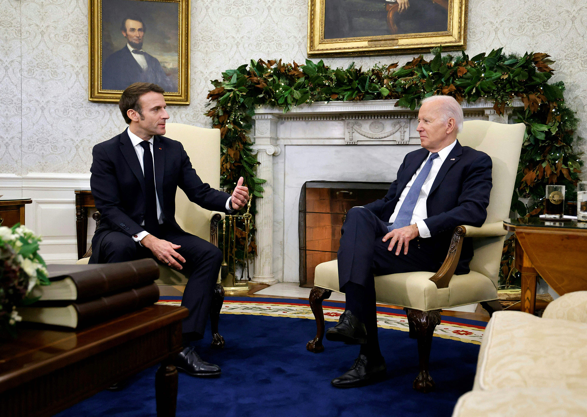 12月1日，法国总统马克龙和美国总统拜登在白宫椭圆形办公室会晤。