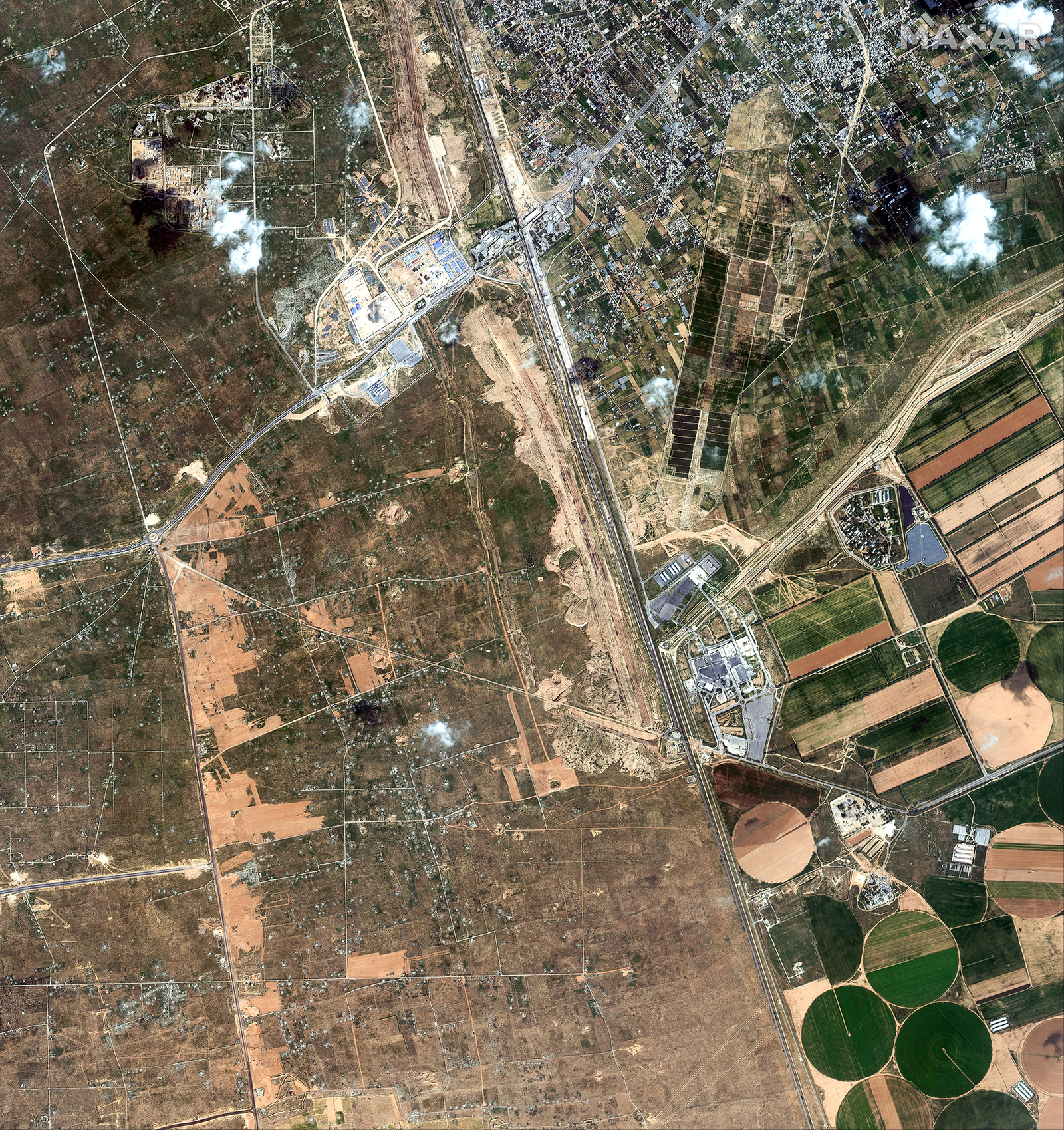 תמונת לוויין זו מבית Maxar Technologies מציגה את מצרים בונה אזור חיץ ברוחב מיילים וחומת גבול לאורך גבולה עם עזה.
