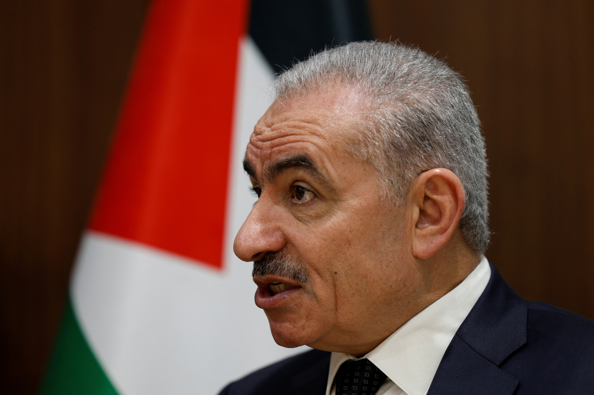 El primer ministro palestino, Mohammad Shtayyeh, habla con Reuters en su oficina en Ramallah, en la Cisjordania ocupada por Israel, el 15 de noviembre de 2023.