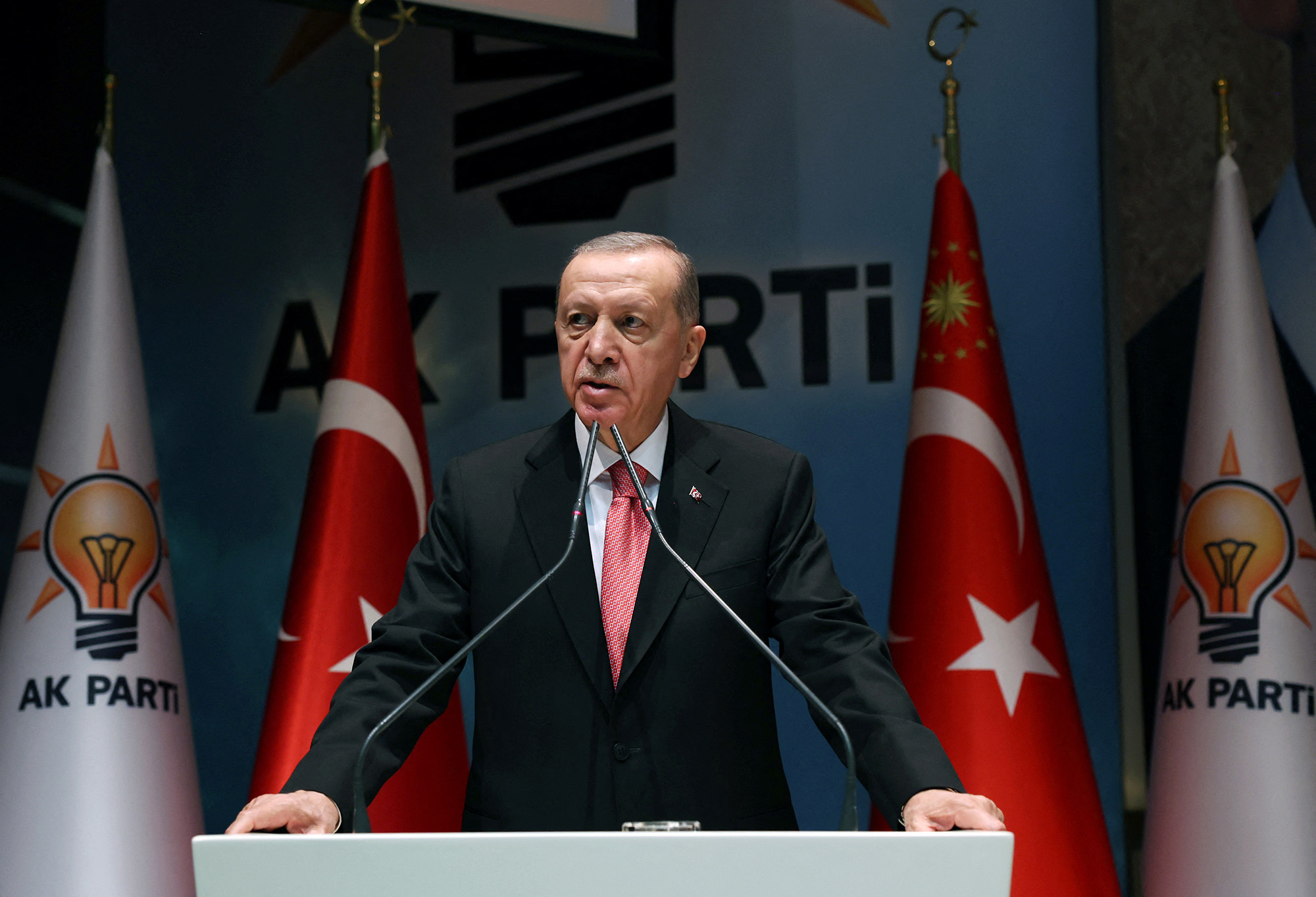 तुर्की के राष्ट्रपति तैयप एर्दोगन 5 जनवरी को तुर्की के अंकारा में अपनी सत्तारूढ़ एके पार्टी की बैठक के दौरान बोलते हैं।