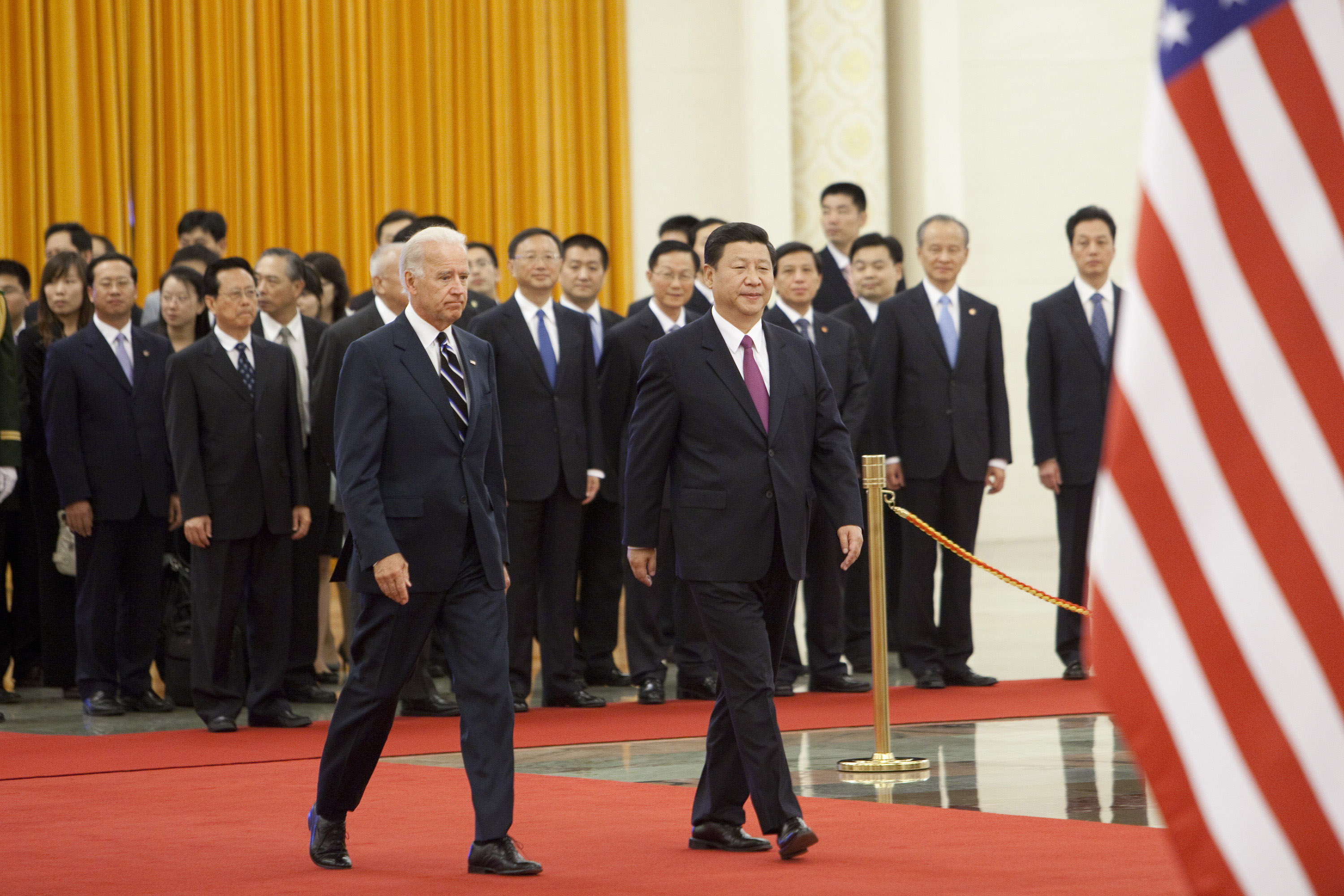 Joe Biden bersama Xi Jinping di Aula Besar Rakyat di Beijing, Tiongkok, pada 18 Agustus 2011. 