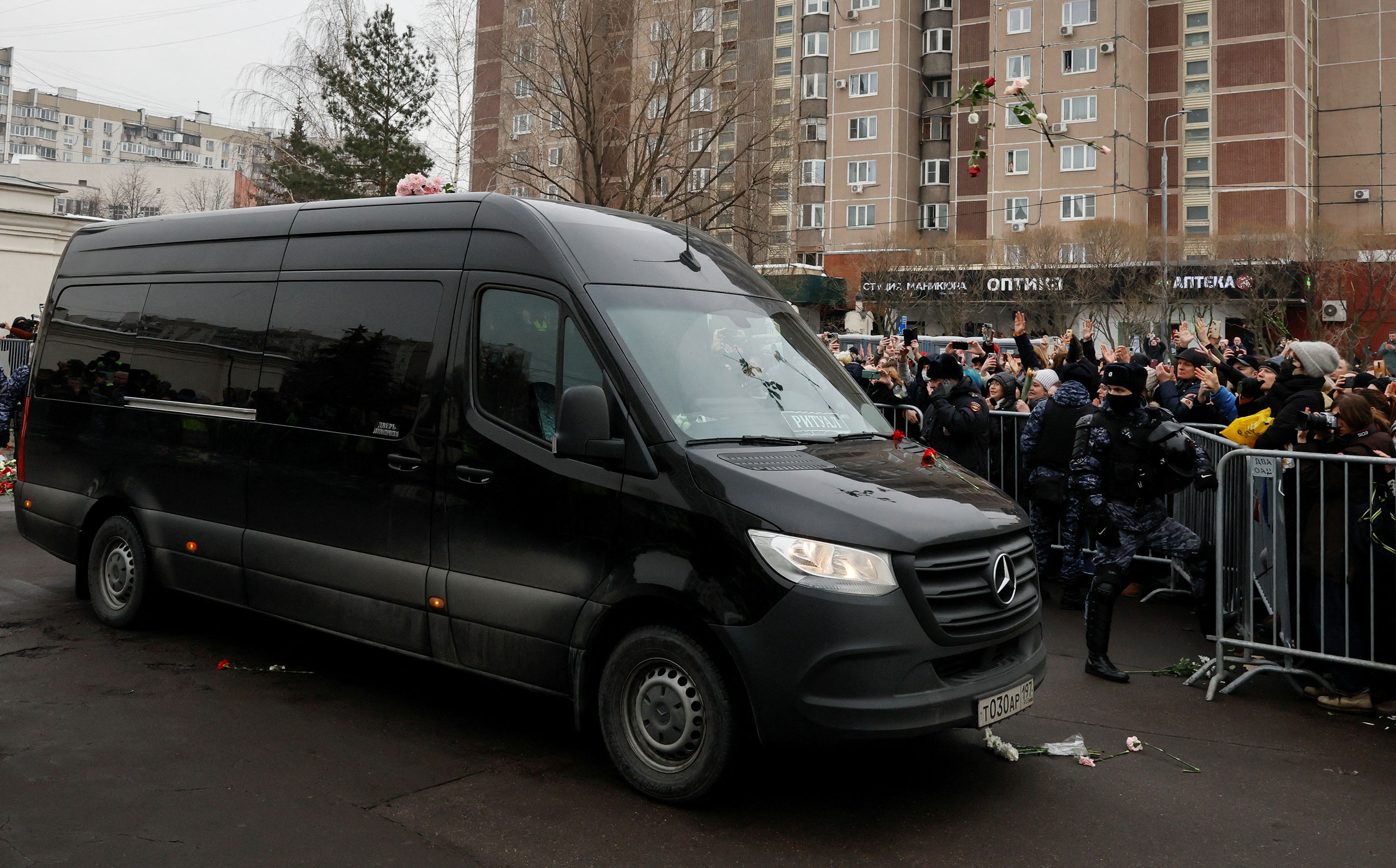 Video From Moscow Church Shows Mourners Knocking Down Barriers To ...