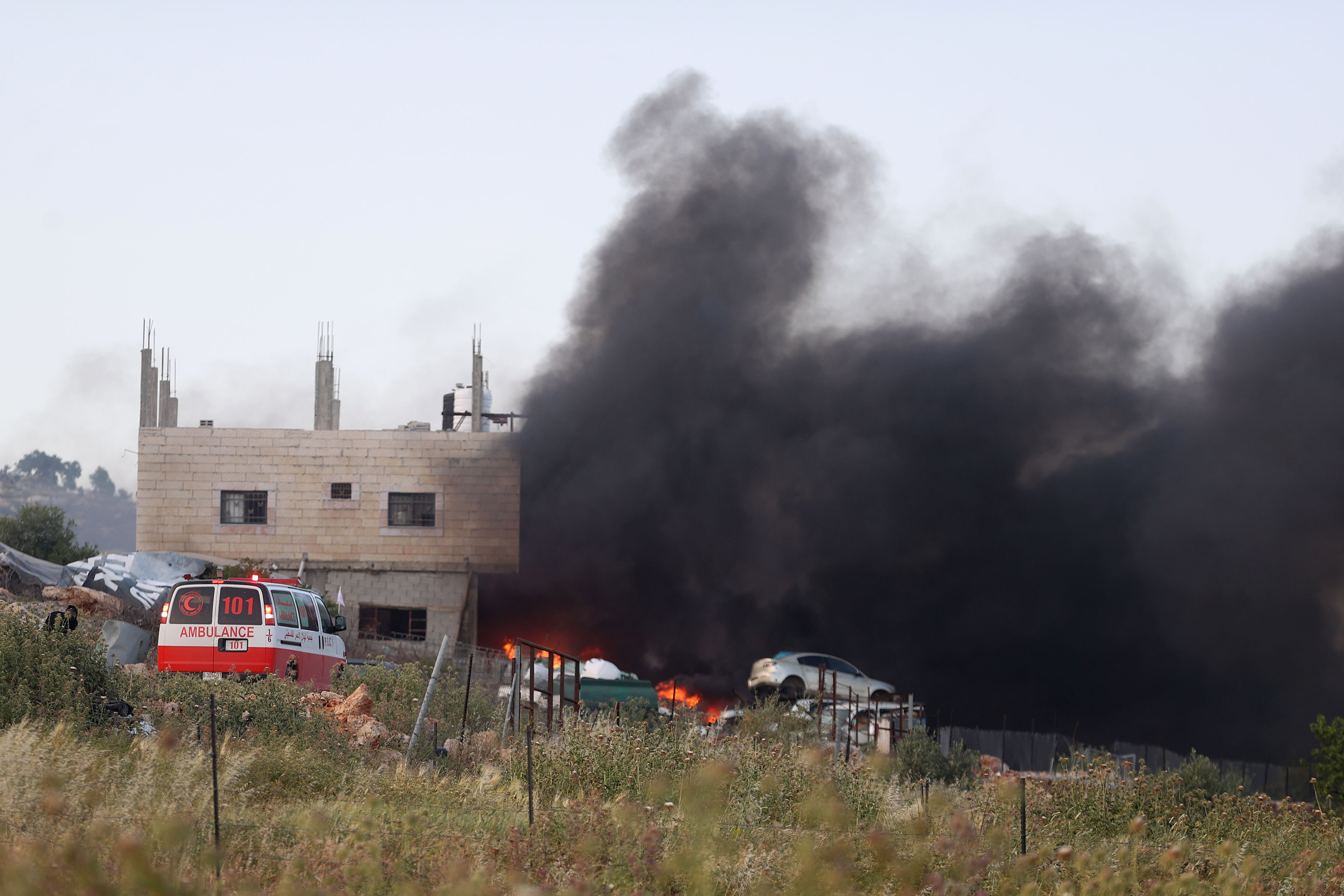İsrailli yerleşimcilerin 12 Nisan'da Batı Şeria'nın Ramallah yakınındaki bir kasabasına düzenlediği baskının ardından hasar gören evlerin ve yanan araçların görüntüsü.