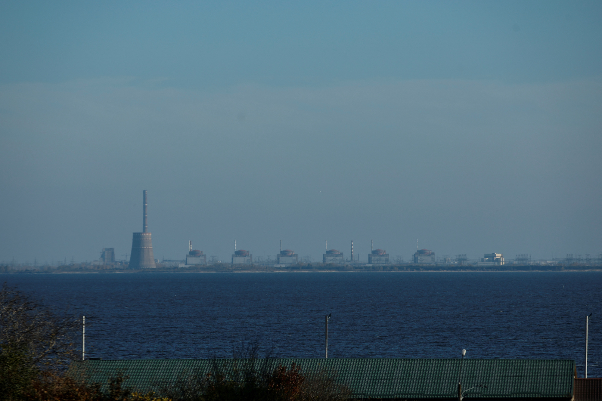 Kerncentrale Zaporizhzhia, gezien vanuit de stad Nikopol op 7 november.