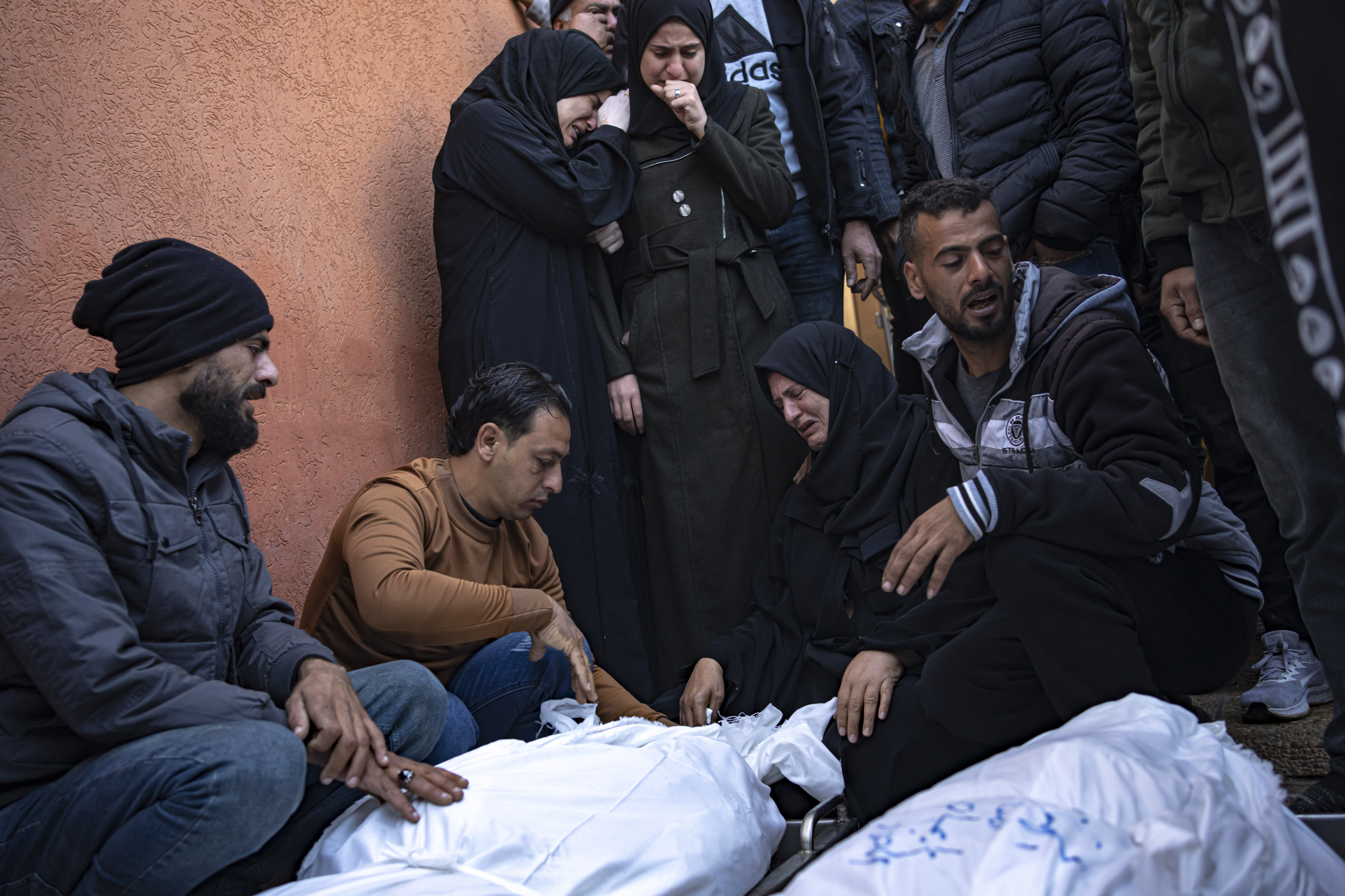 فلسطينيون ينعون أقاربهم الذين قتلوا في القصف الإسرائيلي على غزة في مستشفى في خان يونس يوم السبت 2 ديسمبر.