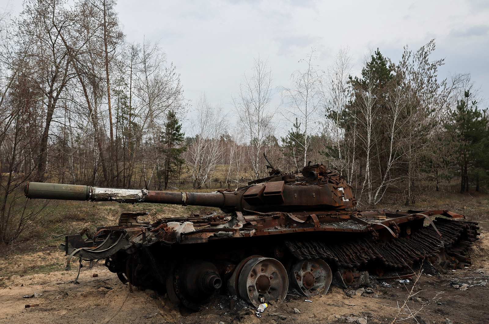 Un tanque ruso destruido permanece al costado de la carretera cerca de la ciudad de primera línea de Kreminna en la región de Lugansk, Ucrania, el 24 de marzo.