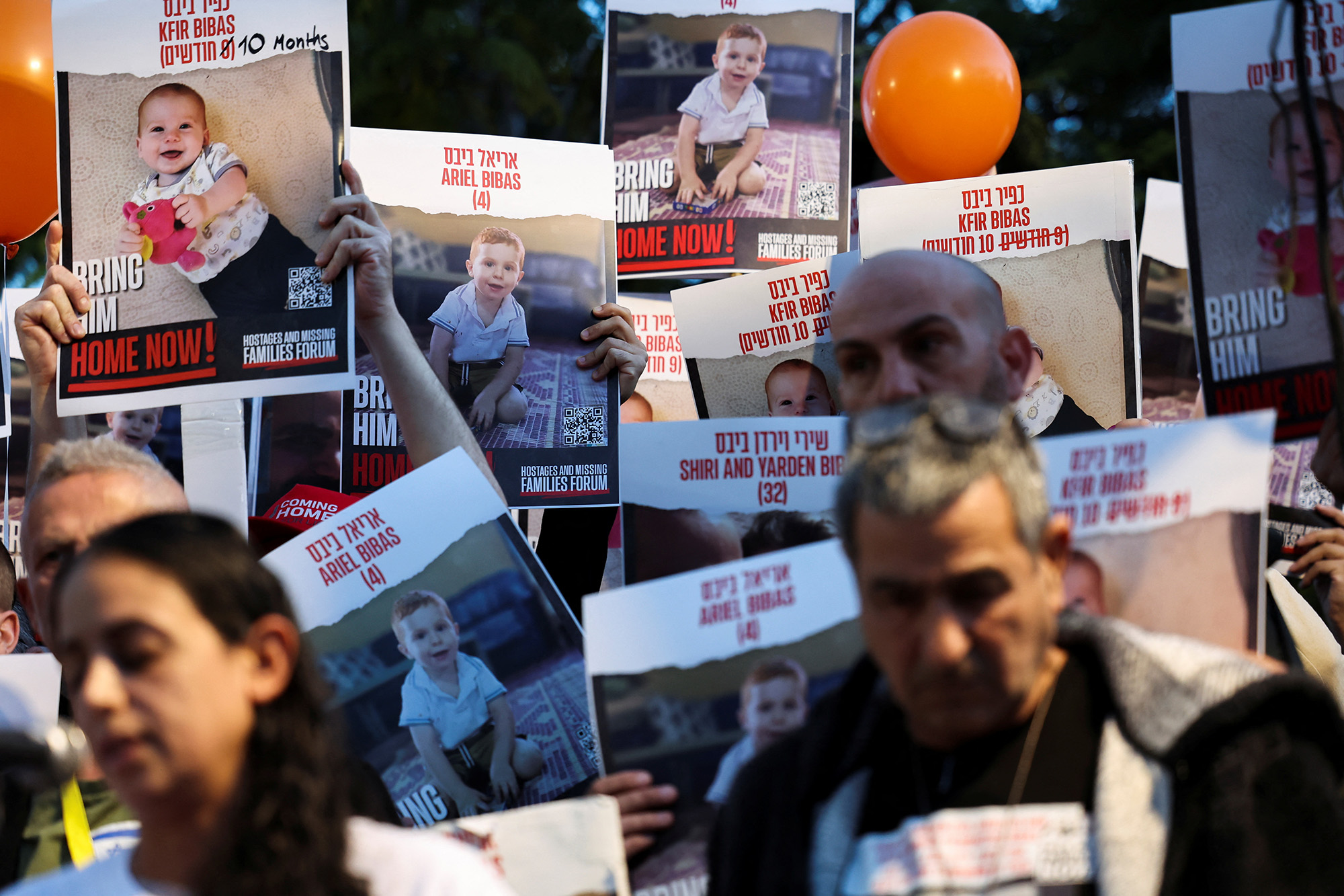 Los manifestantes sostienen carteles que piden la liberación inmediata de los rehenes, especialmente Shiri Bibas, de 32 años, su marido Yarden Bibas, de 34 años y sus hijos Kfir Bibas, de 10 meses, y Ariel, de 4 años, en Tel Aviv, Israel, el 28 de noviembre.