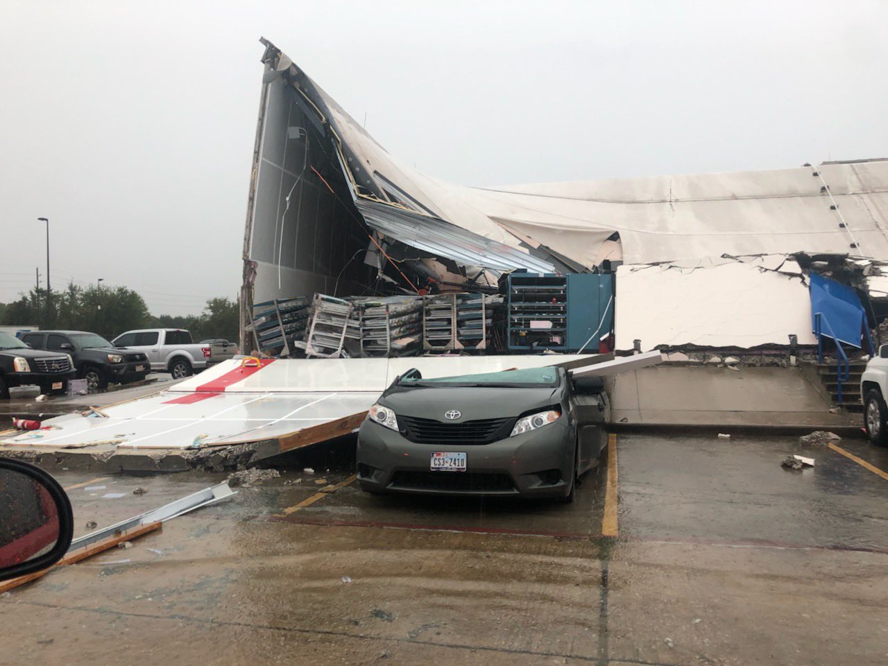 postal-facility-s-roof-collapses-in-houston-fire-officials-say