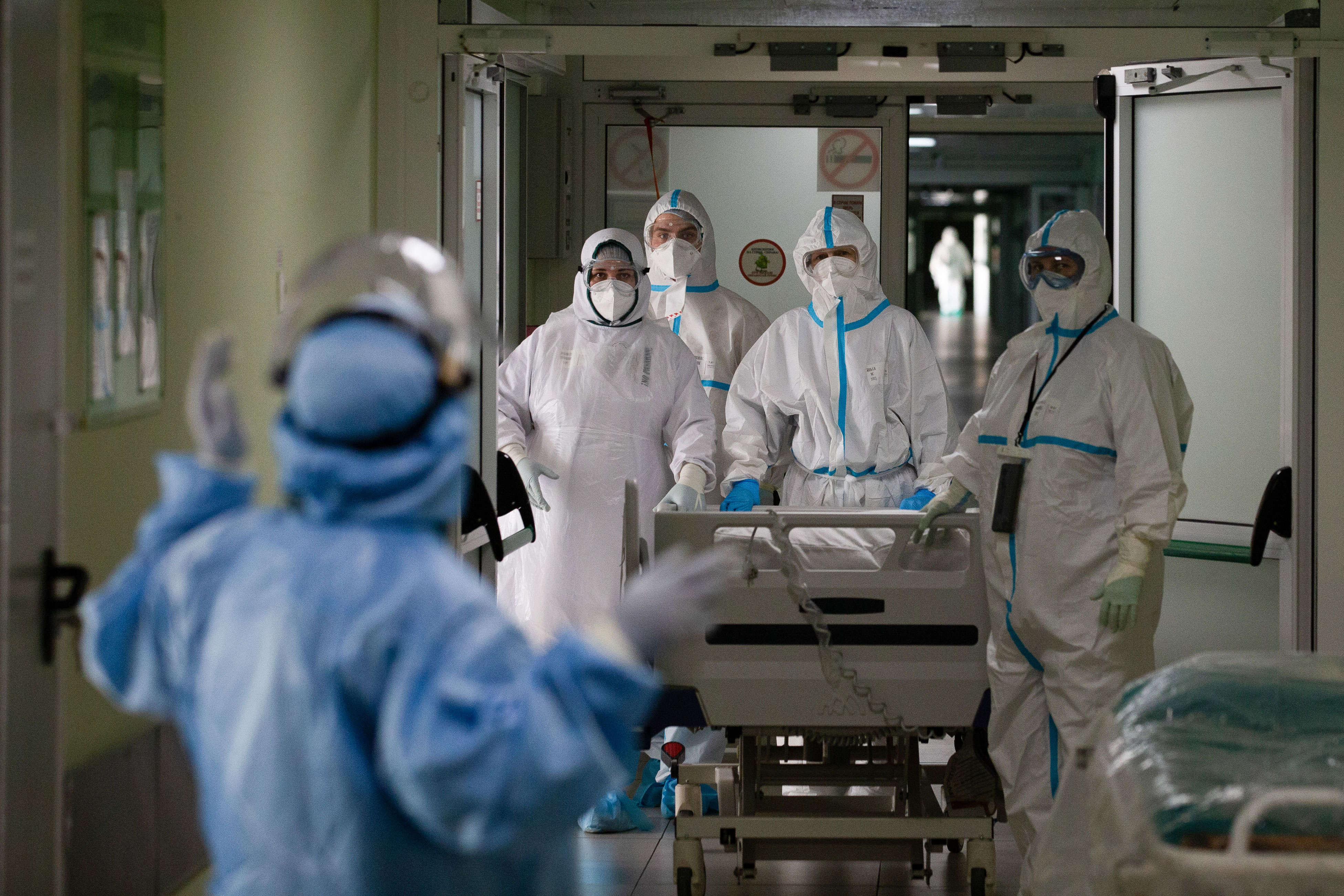 Medical staff at a hospital in Moscow work to treat Covid-19 patients on October 28.