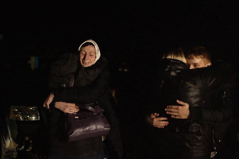 Oleksandr (izq), retenido en un internado estatal en Lugansk, ocupada por Rusia, abraza a su tía Viktoria, después de cruzar la frontera de Bielorrusia a Ucrania, en la región de Volyn, el 20 de febrero.