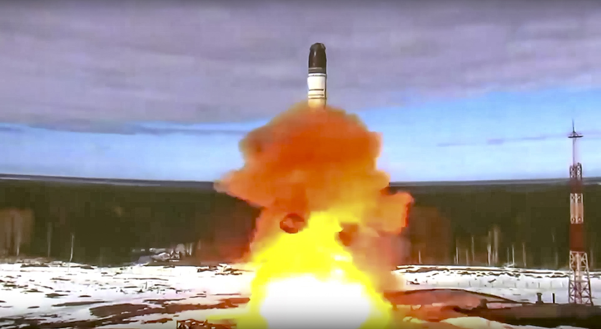 在俄罗斯航天局新闻处 4 月 20 日发布的这张讲义照片中，“萨尔马特”洲际弹道导弹从俄罗斯西北部的普列谢茨克发射。