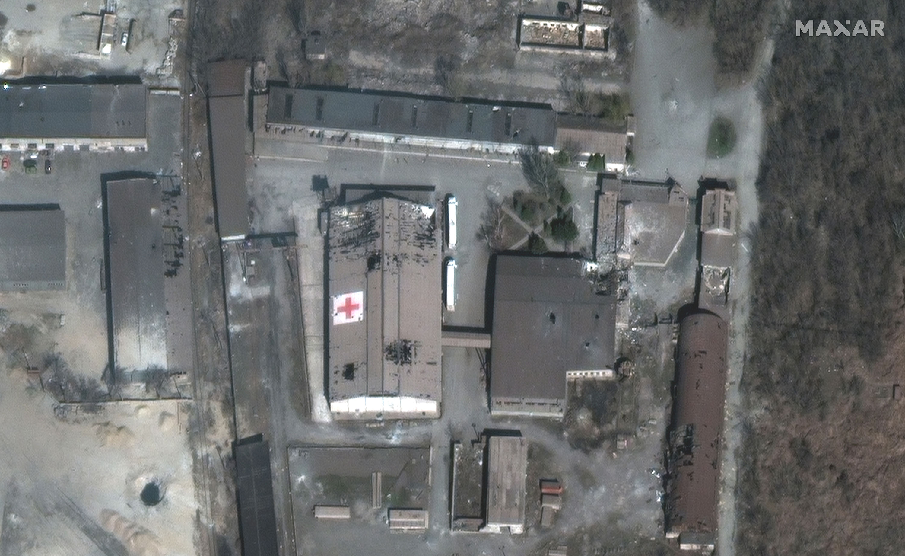 Satelitní snímky potvrzují, že sklad Červeného kříže v Mariupolu byl vystaven vojenským úderům