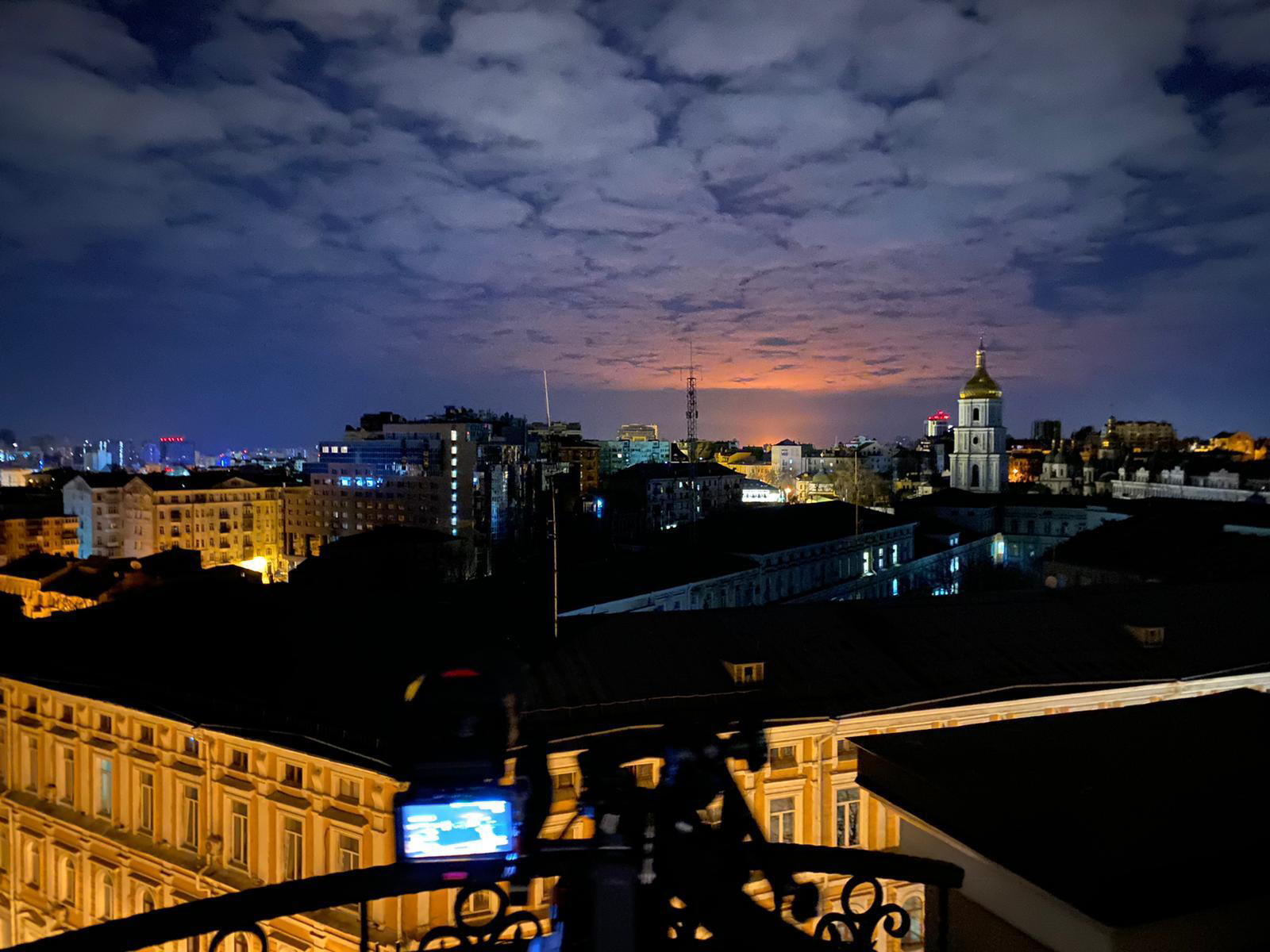 Une vaste explosion illumine le ciel nocturne de Kiev le dimanche 27 février.