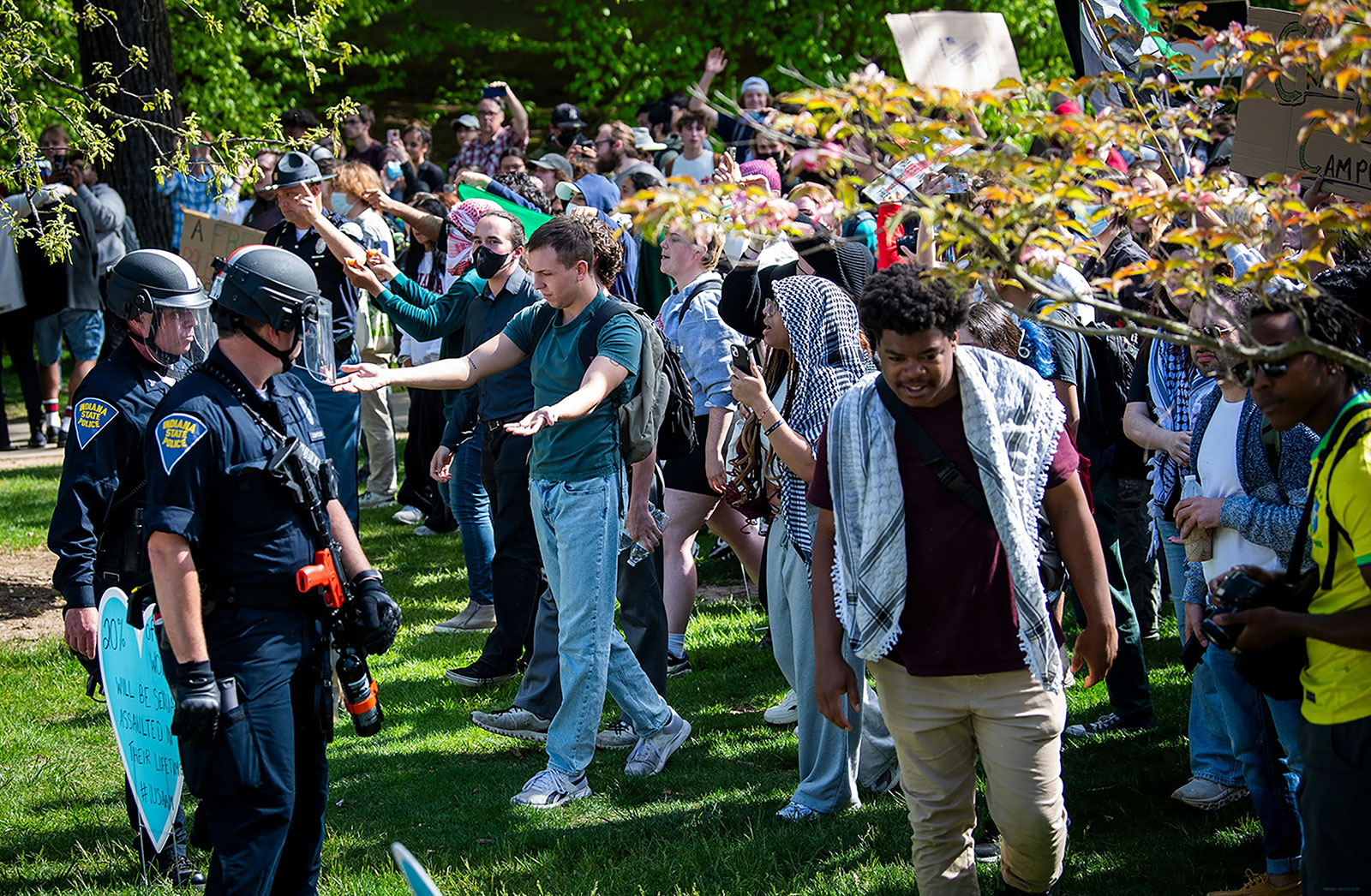 4 月 25 日星期四，在印第安纳大学布卢明顿校区的邓恩梅多 (Dunn Meadow)，警察开始离开后，示威者敦促警察离开。