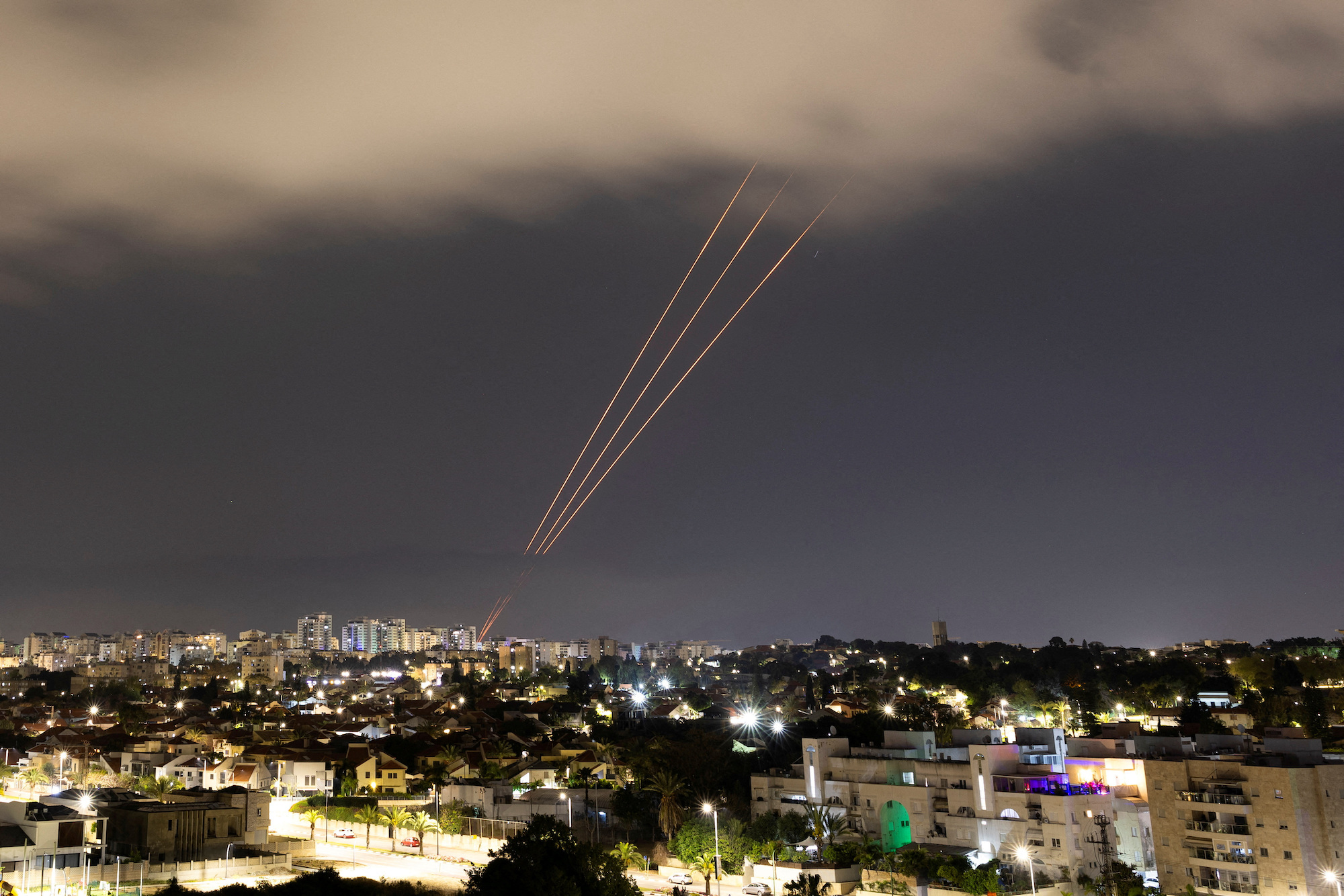 מערכת נגד טילים פועלת ביום ראשון, כפי שניתן לראות מאשקלון, ישראל.