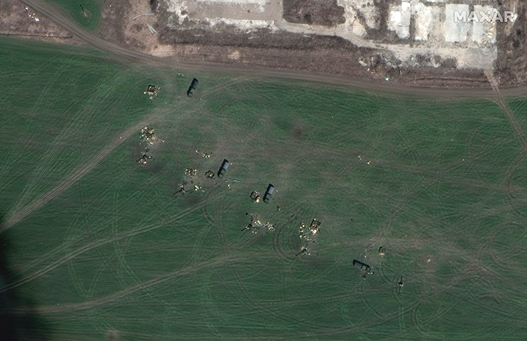 Posizioni di artiglieria rimorchiata si vedono appena a nord-est di Mariupol.