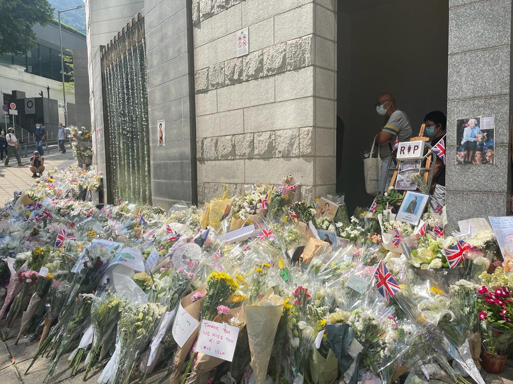 Hundreds of flowers laid outside of the British Consulate in Hong Kong to pay tribute to Queen Elizabeth II from today.