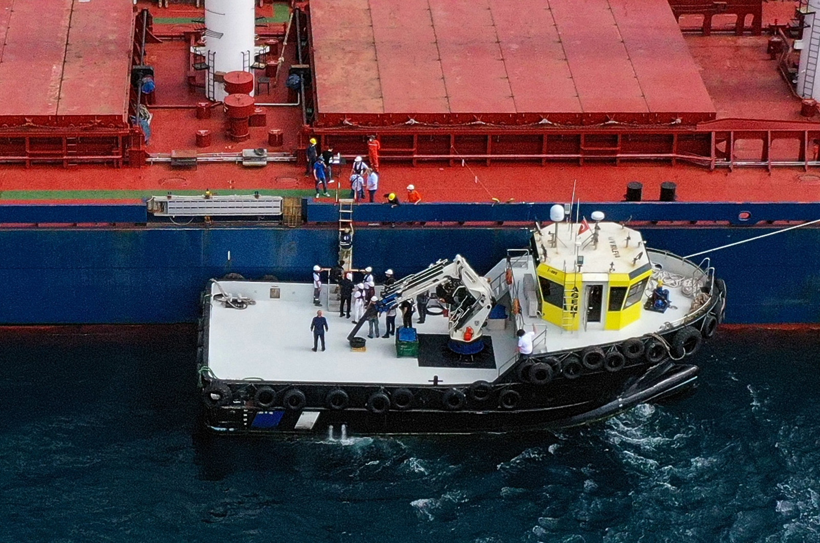 Tim inspeksi menaiki kapal, membawa muatan lebih dari 26.000 ton jagung, di Laut Hitam pada hari Rabu.
