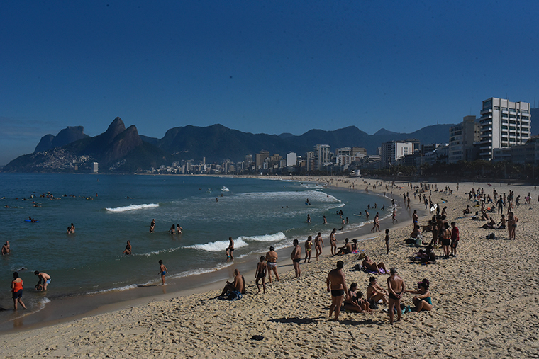 Bathers sunbathe on the sand of Ipanema beach in Rio de Janeiro, Brazil, on Sunday, June 21. The military police tried to isolate the beach on June 21, the first weekend of winter. Even with the death toll in the corona virus pandemic, the number of people increased, many people could be seen in the sand, which is still not allowed, according to the measures of easing social isolation. 
